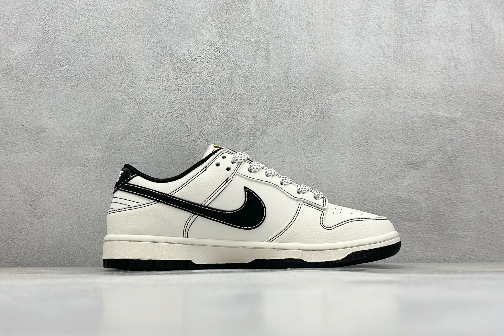 Nike Air Dunk LOW 1“LV联名——白黑金标 低帮 复古减震防滑 耐磨 篮球鞋 JP1628-013-莆田鞋,莆田鞋货源,高仿鞋,高仿鞋货源,安福档口,莆田高仿鞋,莆田鞋批发,高仿鞋批发,莆田高仿运动鞋,高仿运动鞋,莆田运动鞋 Nike Air Dunk LOW 1“LV联名——白黑金标 低帮 复古减震防滑 耐磨 篮球鞋 JP1628-013