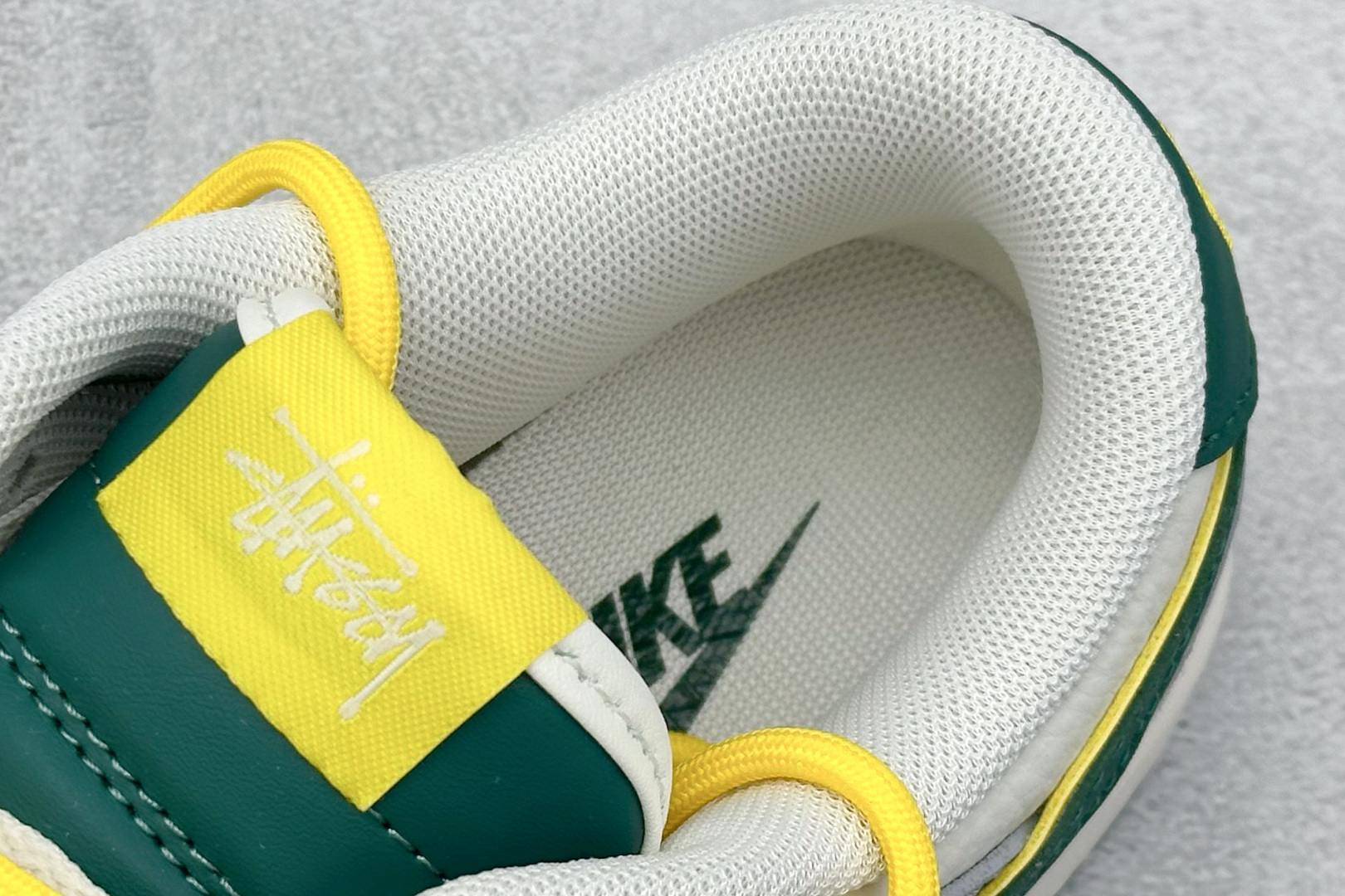 Nike SB Dunk Low x Stussy 灰白小勾绑带 FX1588-402-莆田鞋,莆田鞋货源,高仿鞋,高仿鞋货源,安福档口,莆田高仿鞋,莆田鞋批发,高仿鞋批发,莆田高仿运动鞋,高仿运动鞋,莆田运动鞋 Nike SB Dunk Low x Stussy 灰白小勾绑带 FX1588-402