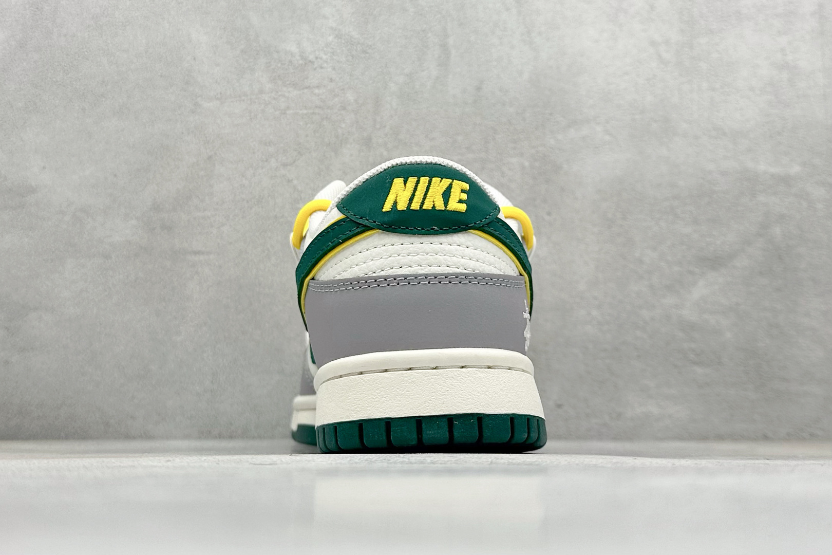 Nike SB Dunk Low x Stussy 灰白小勾绑带 FX1588-402-莆田鞋,莆田鞋货源,高仿鞋,高仿鞋货源,安福档口,莆田高仿鞋,莆田鞋批发,高仿鞋批发,莆田高仿运动鞋,高仿运动鞋,莆田运动鞋 Nike SB Dunk Low x Stussy 灰白小勾绑带 FX1588-402