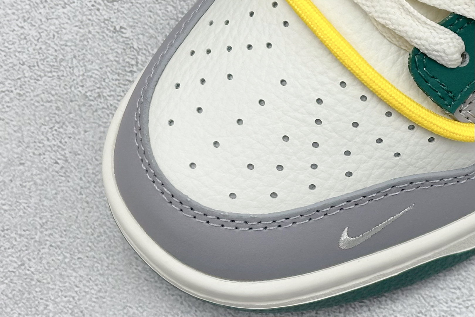 Nike SB Dunk Low x Stussy 灰白小勾绑带 FX1588-402-莆田鞋,莆田鞋货源,高仿鞋,高仿鞋货源,安福档口,莆田高仿鞋,莆田鞋批发,高仿鞋批发,莆田高仿运动鞋,高仿运动鞋,莆田运动鞋 Nike SB Dunk Low x Stussy 灰白小勾绑带 FX1588-402