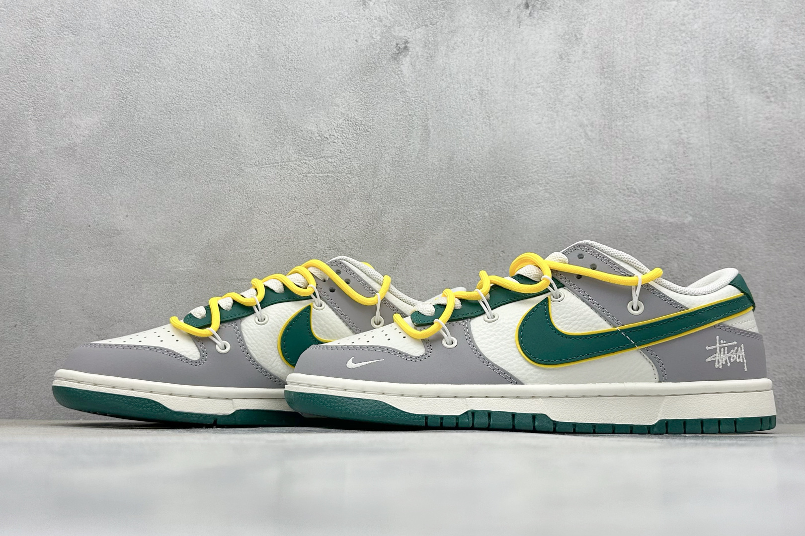 Nike SB Dunk Low x Stussy 灰白小勾绑带 FX1588-402-莆田鞋,莆田鞋货源,高仿鞋,高仿鞋货源,安福档口,莆田高仿鞋,莆田鞋批发,高仿鞋批发,莆田高仿运动鞋,高仿运动鞋,莆田运动鞋 Nike SB Dunk Low x Stussy 灰白小勾绑带 FX1588-402
