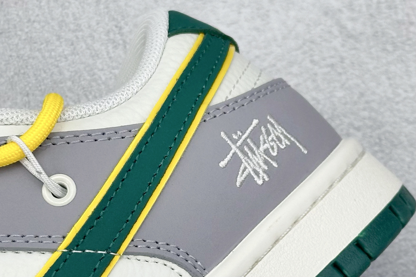 Nike SB Dunk Low x Stussy 灰白小勾绑带 FX1588-402-莆田鞋,莆田鞋货源,高仿鞋,高仿鞋货源,安福档口,莆田高仿鞋,莆田鞋批发,高仿鞋批发,莆田高仿运动鞋,高仿运动鞋,莆田运动鞋 Nike SB Dunk Low x Stussy 灰白小勾绑带 FX1588-402