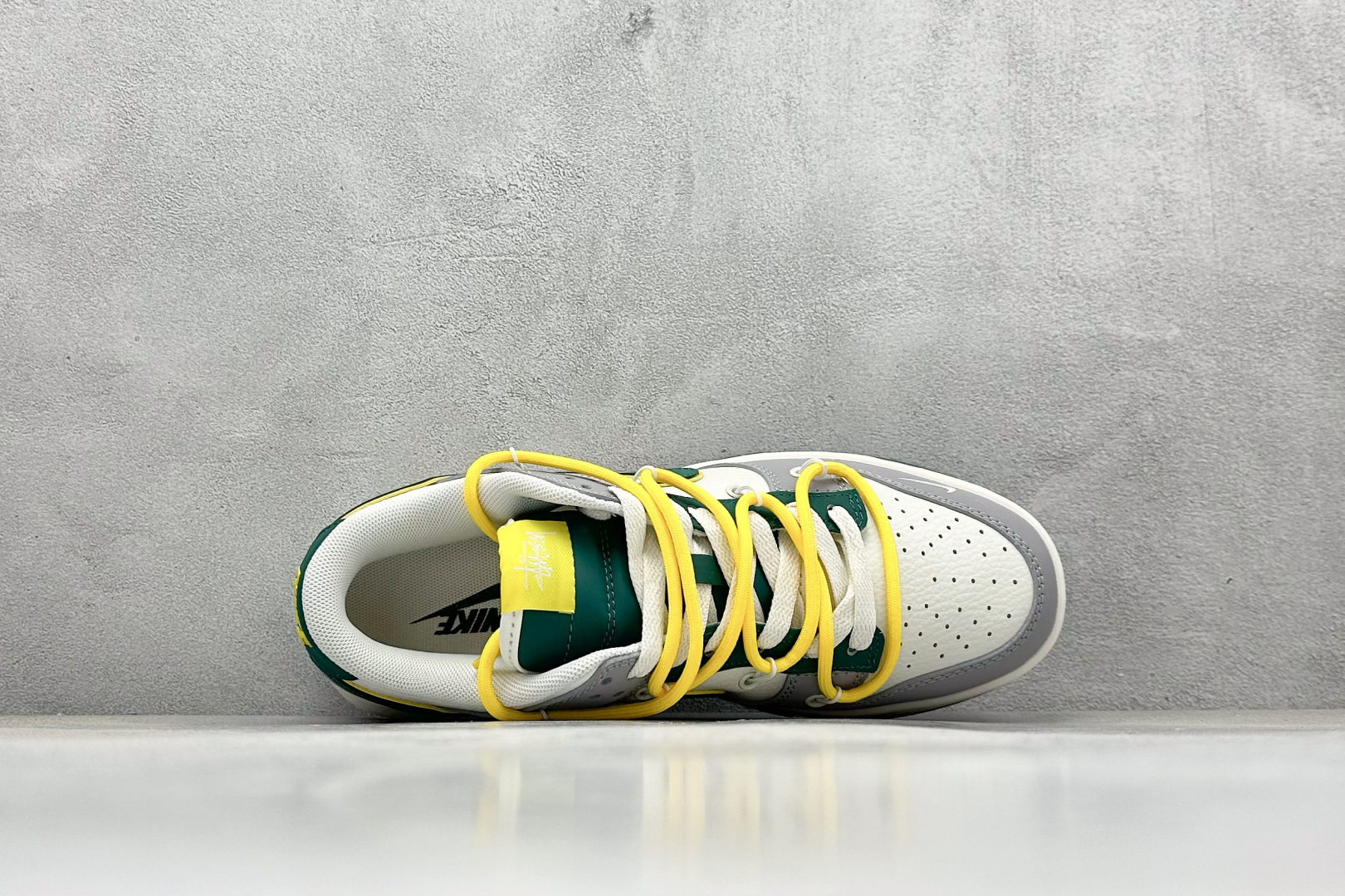 Nike SB Dunk Low x Stussy 灰白小勾绑带 FX1588-402-莆田鞋,莆田鞋货源,高仿鞋,高仿鞋货源,安福档口,莆田高仿鞋,莆田鞋批发,高仿鞋批发,莆田高仿运动鞋,高仿运动鞋,莆田运动鞋 Nike SB Dunk Low x Stussy 灰白小勾绑带 FX1588-402