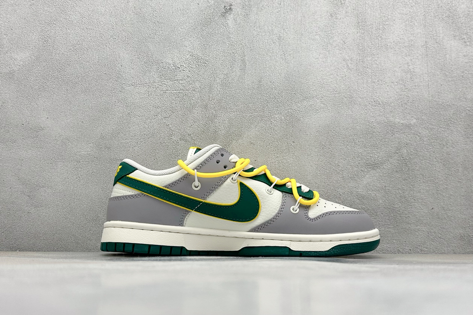 Nike SB Dunk Low x Stussy 灰白小勾绑带 FX1588-402-莆田鞋,莆田鞋货源,高仿鞋,高仿鞋货源,安福档口,莆田高仿鞋,莆田鞋批发,高仿鞋批发,莆田高仿运动鞋,高仿运动鞋,莆田运动鞋 Nike SB Dunk Low x Stussy 灰白小勾绑带 FX1588-402