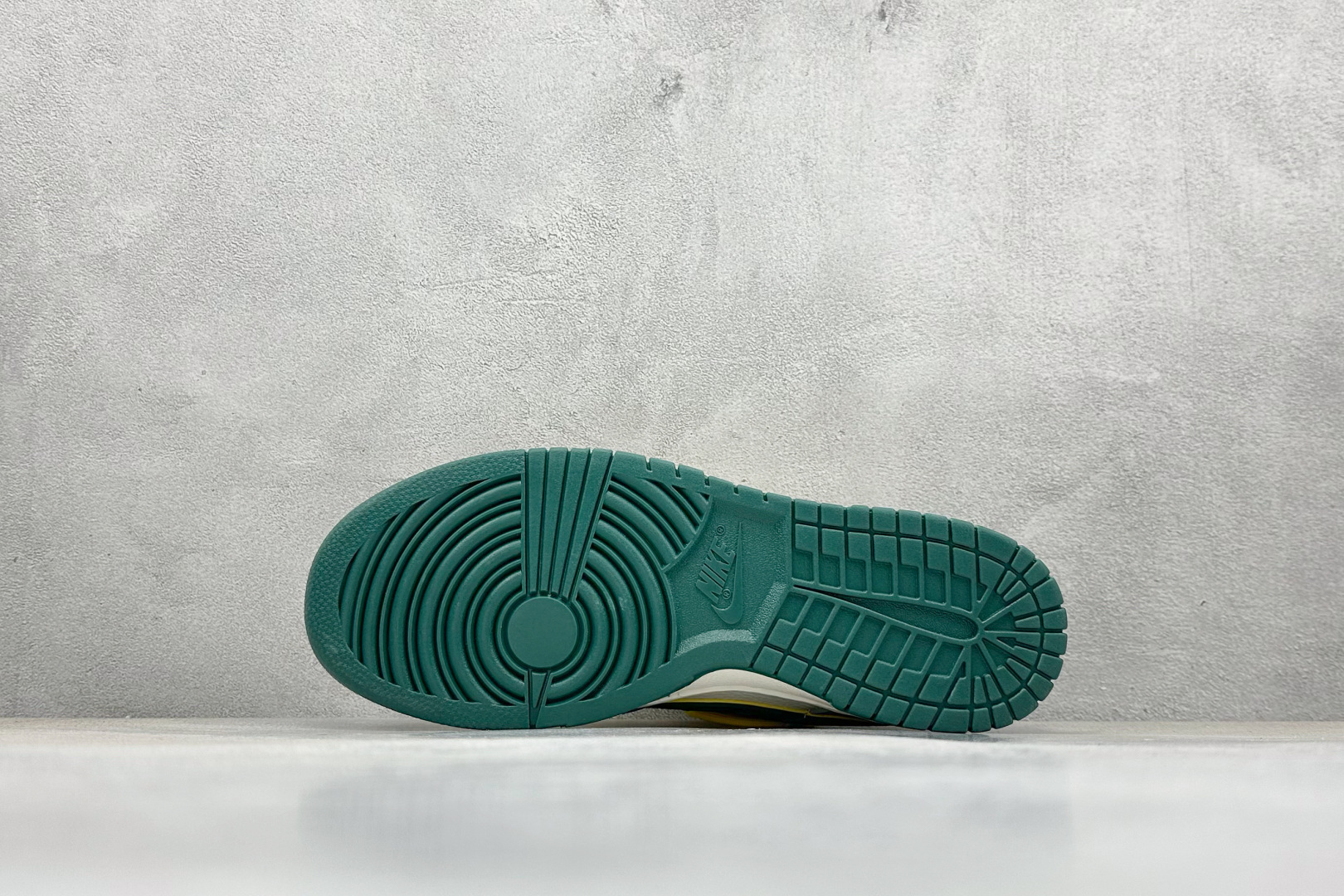 Nike SB Dunk Low x Stussy 灰白小勾绑带 FX1588-402-莆田鞋,莆田鞋货源,高仿鞋,高仿鞋货源,安福档口,莆田高仿鞋,莆田鞋批发,高仿鞋批发,莆田高仿运动鞋,高仿运动鞋,莆田运动鞋 Nike SB Dunk Low x Stussy 灰白小勾绑带 FX1588-402