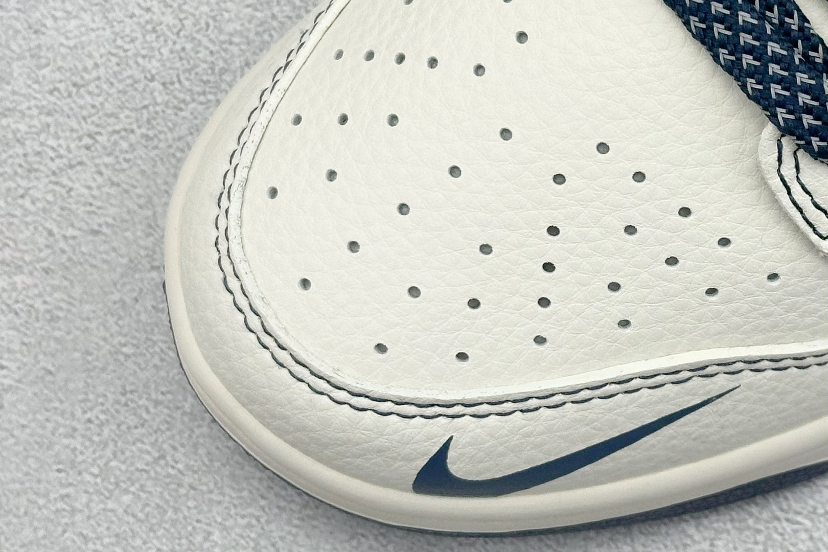 Nike SB Dunk Low x Stussy 灰白小勾绑带 FX1588-402