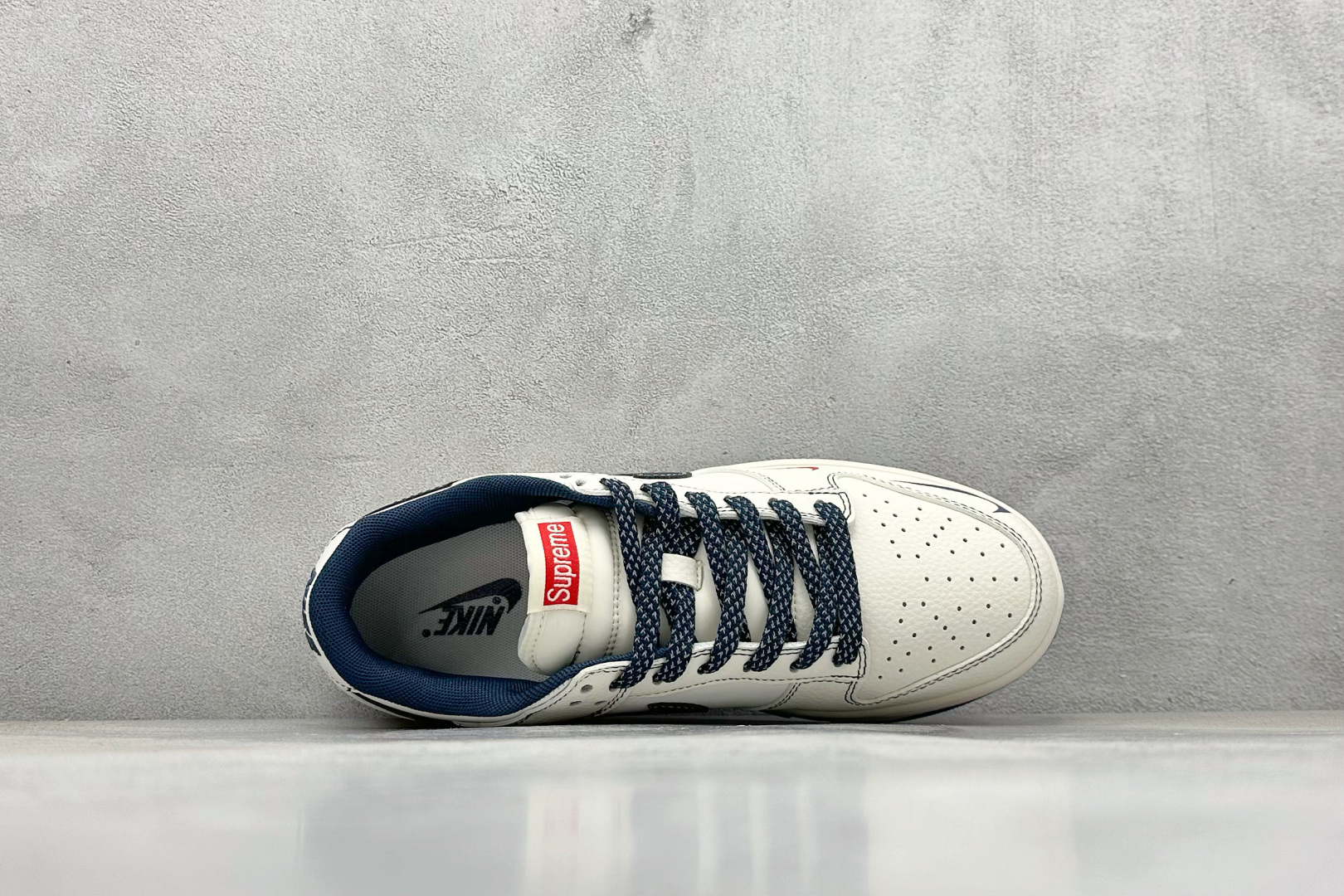 Nike SB Dunk Low x Stussy 灰白小勾绑带 FX1588-402