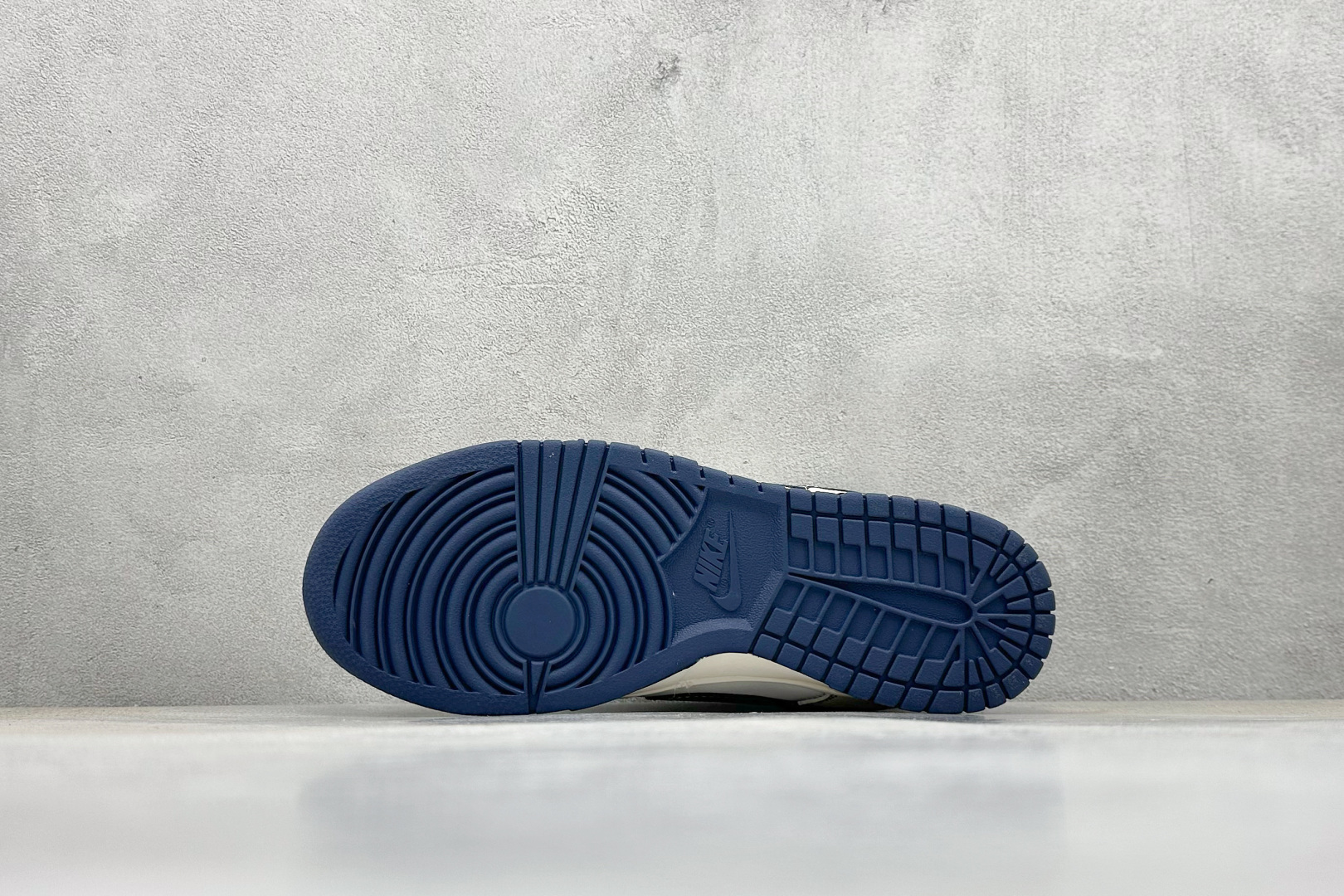 Nike SB Dunk Low x Stussy 灰白小勾绑带 FX1588-402