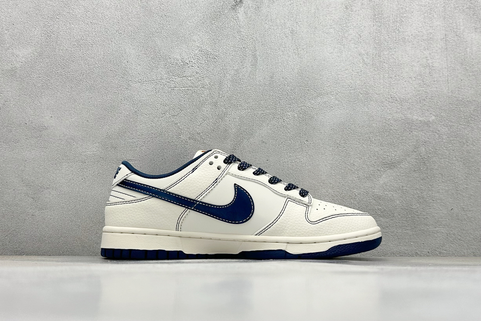 Nike SB Dunk Low x Stussy 灰白小勾绑带 FX1588-402