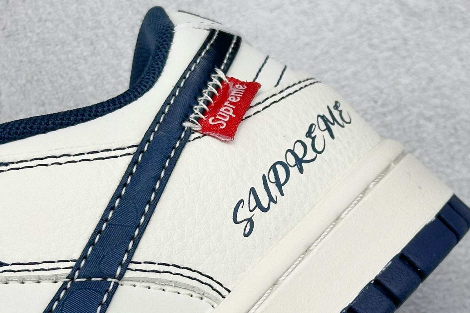 Nike SB Dunk Low x Stussy 灰白小勾绑带 FX1588-402