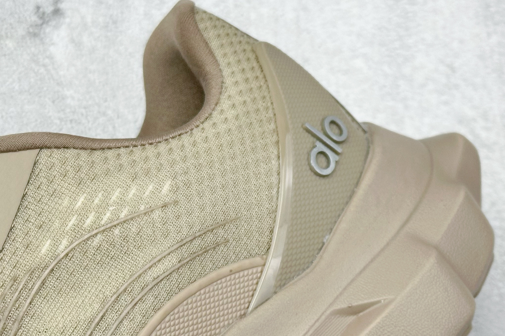 Alo Runner 明星同款 四季常青款增高低帮休闲生活鞋 米棕色