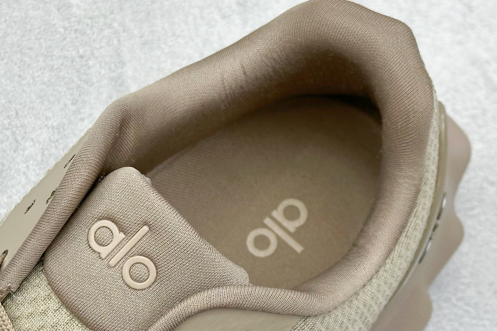 Alo Runner 明星同款 四季常青款增高低帮休闲生活鞋 米棕色