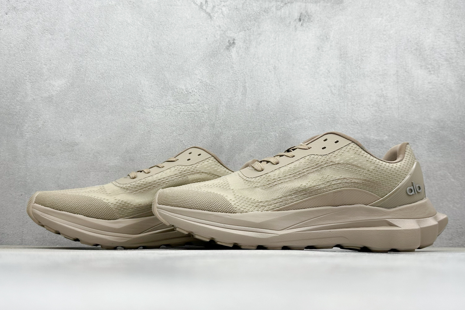 Alo Runner 明星同款 四季常青款增高低帮休闲生活鞋 米棕色