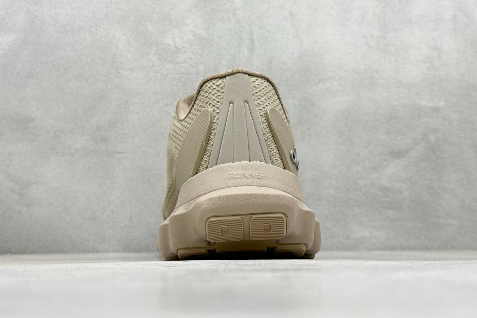 Alo Runner 明星同款 四季常青款增高低帮休闲生活鞋 米棕色