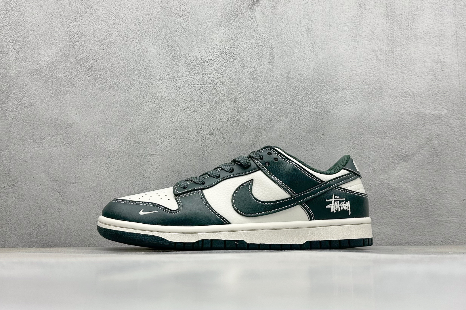 福利特价 终端放店
XC版 Nk SB Dunk Low 联名 周年高端定制 低帮休闲板鞋
#定制鞋盒