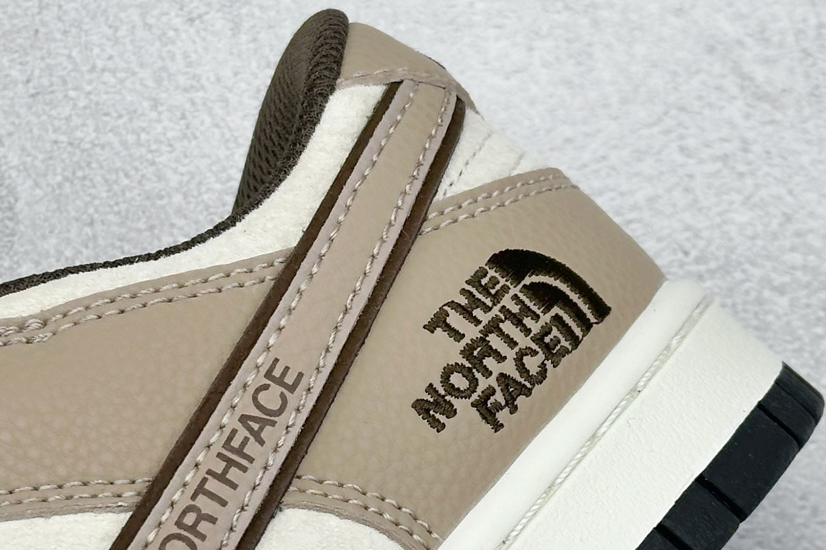 XC版Nk SB Dunk Low 北面联名 字幕棕勾 周年高端定制 低帮休闲板鞋 DJ2024-090