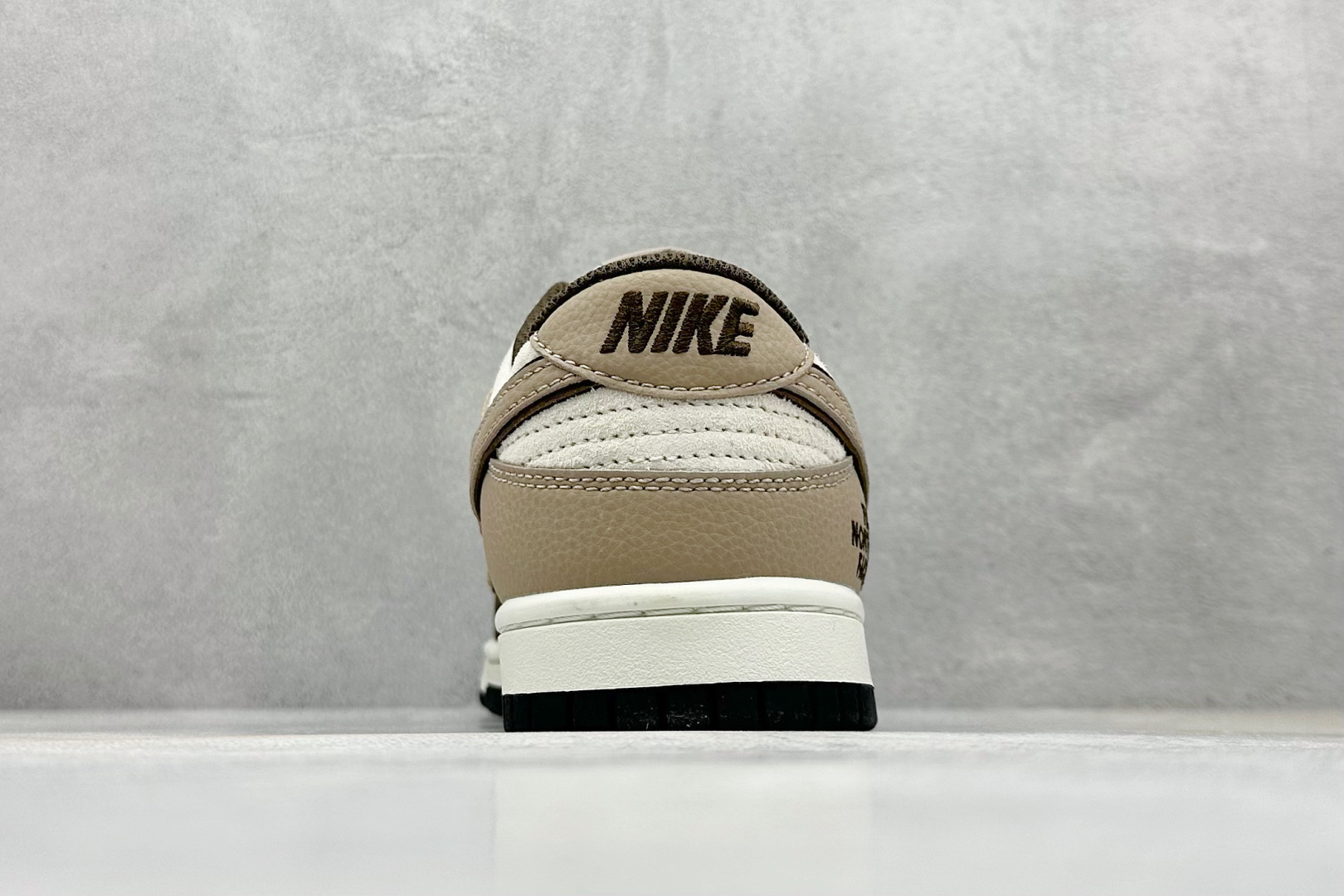 XC版Nk SB Dunk Low 北面联名 字幕棕勾 周年高端定制 低帮休闲板鞋 DJ2024-090