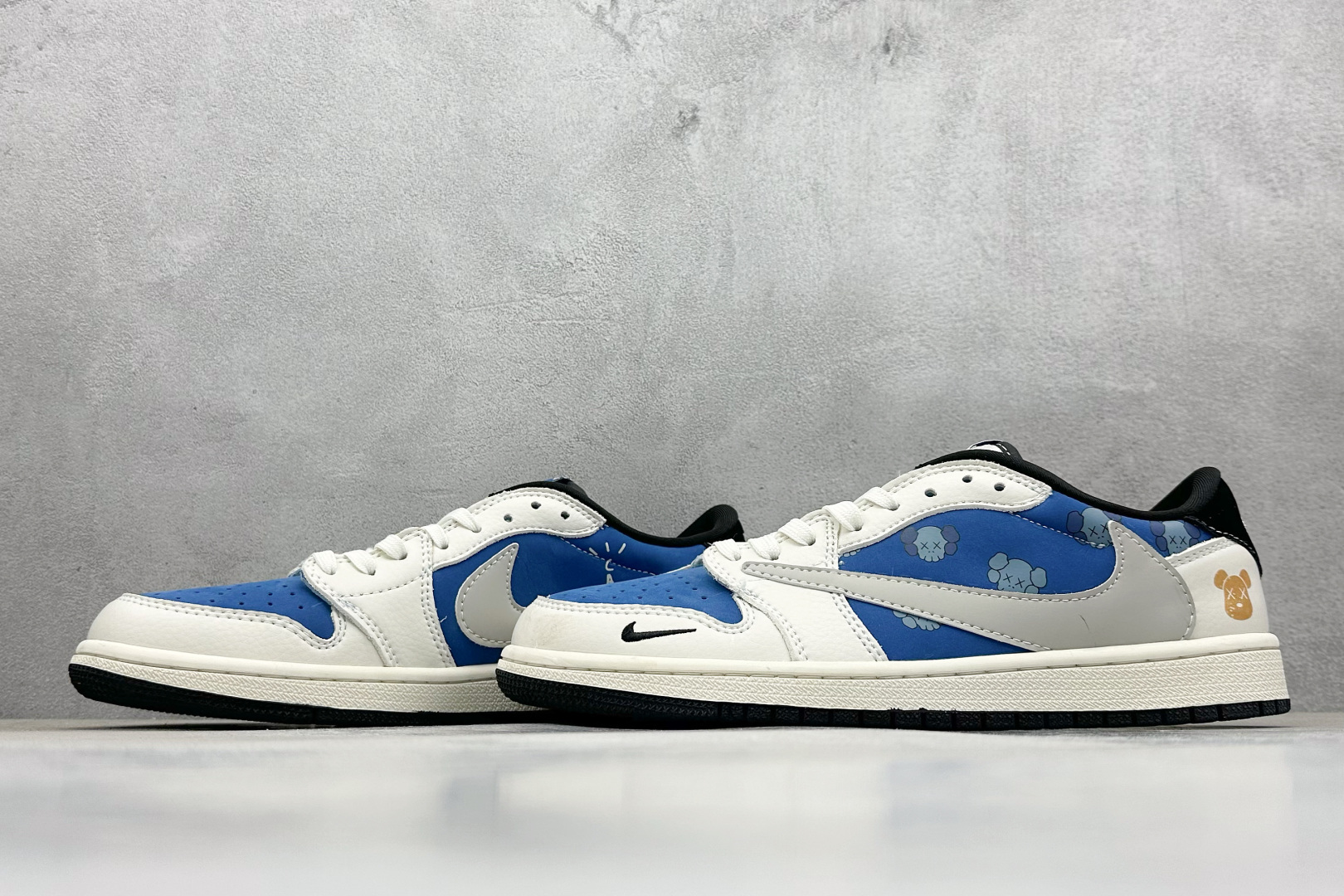 XC版Travis Scott x Fragment Design x Air Jordan 1 Low SP AJ1 乔1 暴力熊联名 灰蓝卡通 低帮文化休闲板鞋 XS2024-053