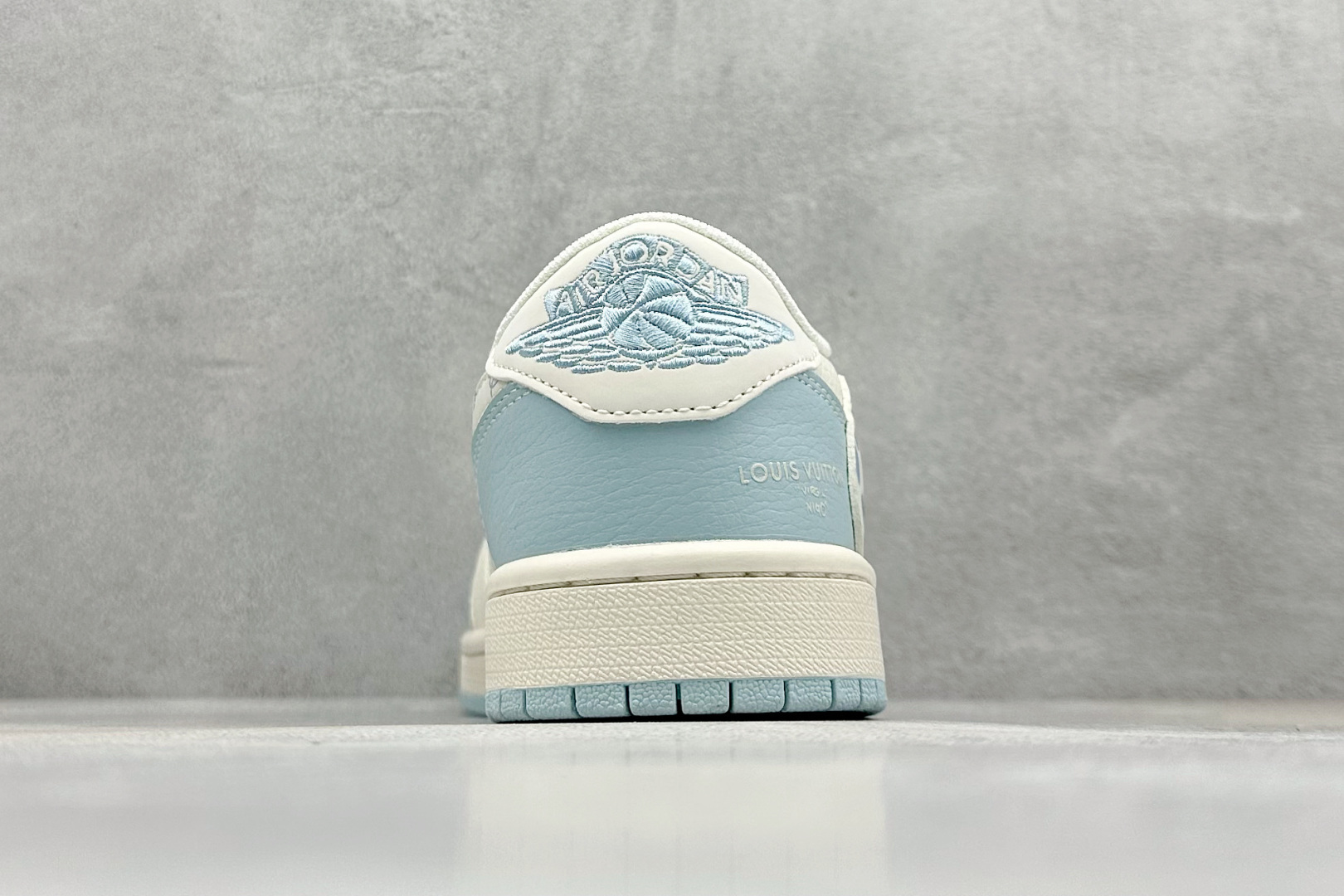 XC版Travis Scott x Fragment Design x Air Jordan 1 Low SP AJ1 乔1 LV联名 烟花浅蓝 低帮文化休闲板鞋 XS7089-613-莆田鞋,莆田鞋货源,高仿鞋,高仿鞋货源,安福档口,莆田高仿鞋,莆田鞋批发,高仿鞋批发,莆田高仿运动鞋,高仿运动鞋,莆田运动鞋 XC版Travis Scott x Fragment Design x Air Jordan 1 Low SP AJ1 乔1 LV联名 烟花浅蓝 低帮文化休闲板鞋 XS7089-613