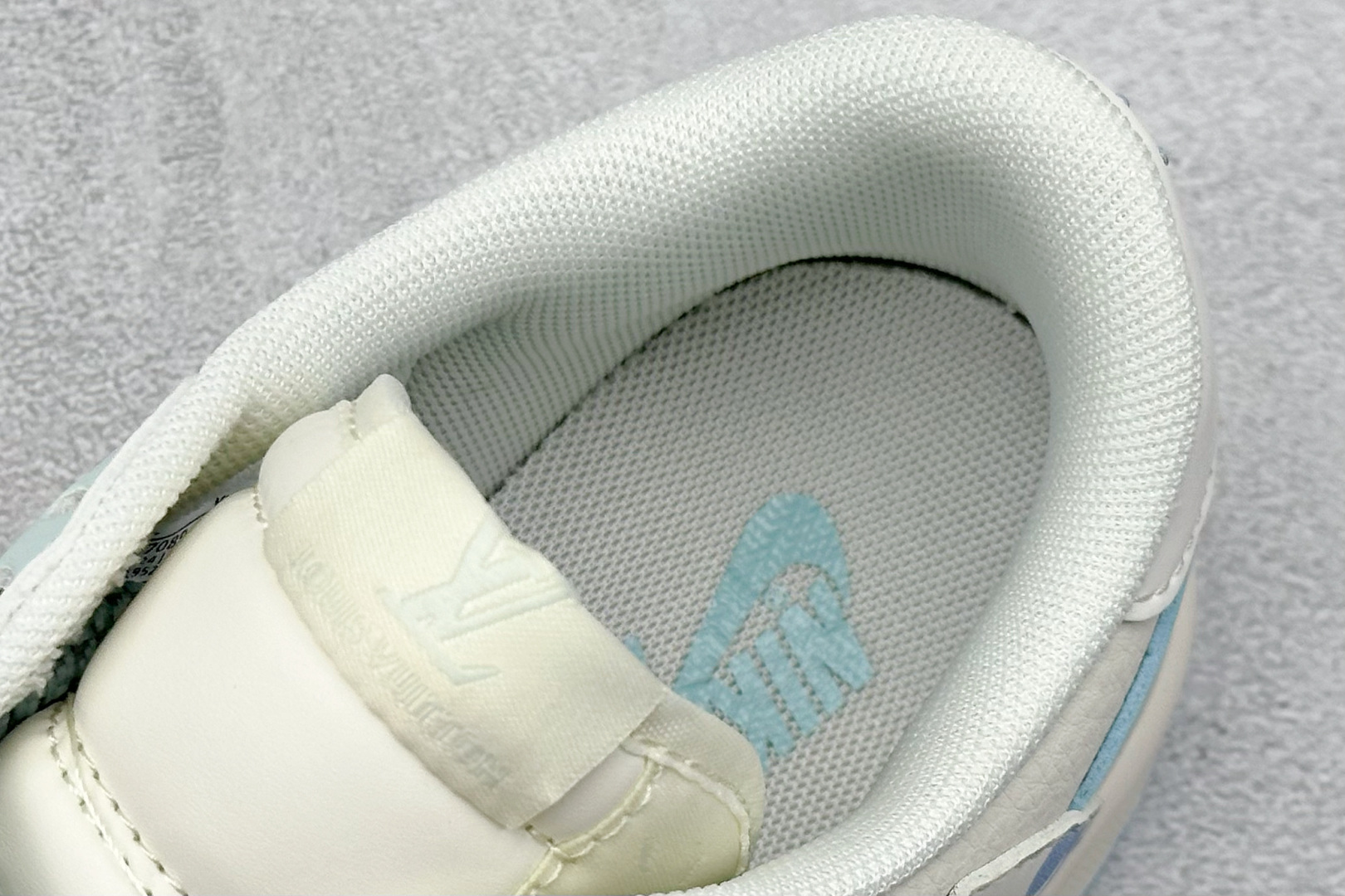 XC版Travis Scott x Fragment Design x Air Jordan 1 Low SP AJ1 乔1 LV联名 烟花浅蓝 低帮文化休闲板鞋 XS7089-613-莆田鞋,莆田鞋货源,高仿鞋,高仿鞋货源,安福档口,莆田高仿鞋,莆田鞋批发,高仿鞋批发,莆田高仿运动鞋,高仿运动鞋,莆田运动鞋 XC版Travis Scott x Fragment Design x Air Jordan 1 Low SP AJ1 乔1 LV联名 烟花浅蓝 低帮文化休闲板鞋 XS7089-613