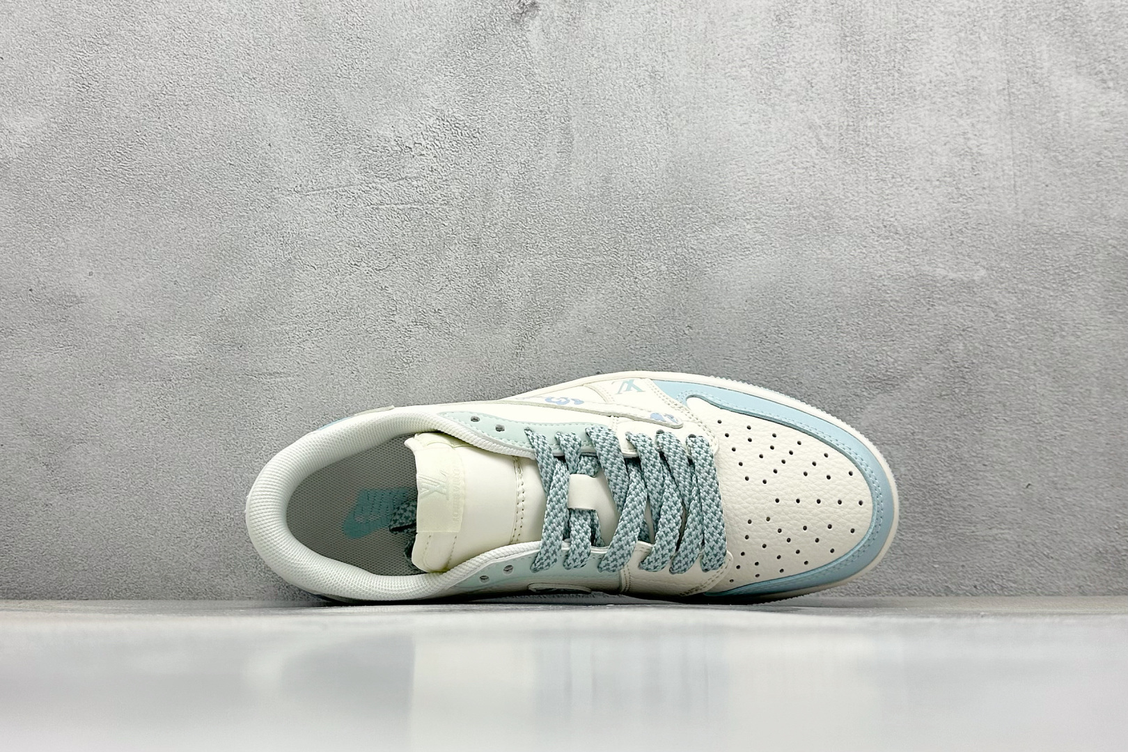 XC版Travis Scott x Fragment Design x Air Jordan 1 Low SP AJ1 乔1 LV联名 烟花浅蓝 低帮文化休闲板鞋 XS7089-613-莆田鞋,莆田鞋货源,高仿鞋,高仿鞋货源,安福档口,莆田高仿鞋,莆田鞋批发,高仿鞋批发,莆田高仿运动鞋,高仿运动鞋,莆田运动鞋 XC版Travis Scott x Fragment Design x Air Jordan 1 Low SP AJ1 乔1 LV联名 烟花浅蓝 低帮文化休闲板鞋 XS7089-613