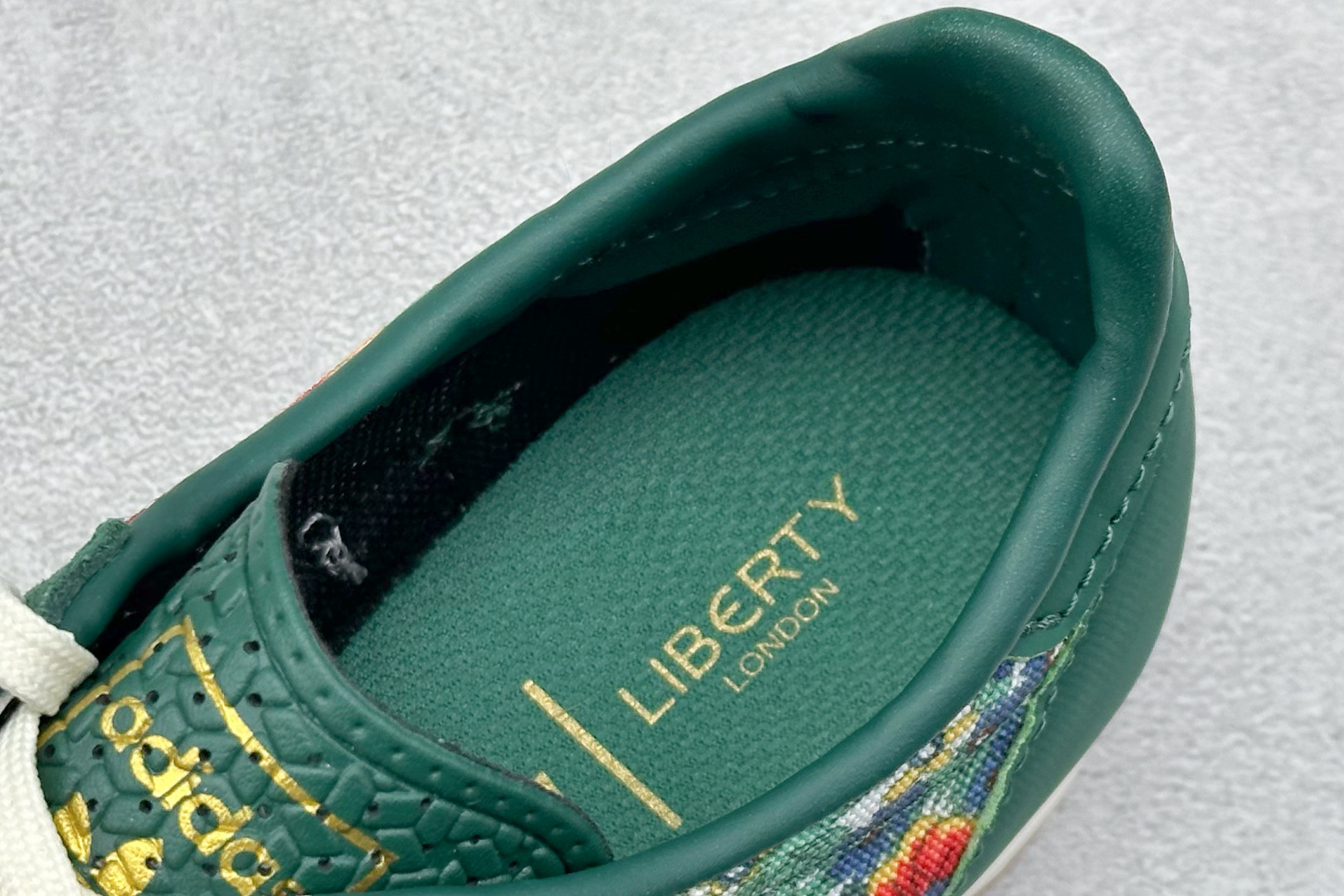 Adidas Original SL72 系列德训足球风百搭低帮休闲运动板鞋 JH7226-莆田鞋,莆田鞋货源,高仿鞋,高仿鞋货源,安福档口,莆田高仿鞋,莆田鞋批发,高仿鞋批发,莆田高仿运动鞋,高仿运动鞋,莆田运动鞋 Adidas Original SL72 系列德训足球风百搭低帮休闲运动板鞋 JH7226