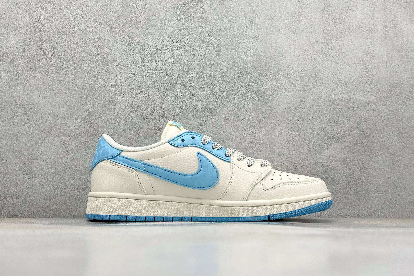 Travis Scott x Nike Air Jordan 1 Low x superme Air Jordan 1 Low 反转白蓝小勾满天星倒钩 HS8068-024-莆田鞋,莆田鞋货源,高仿鞋,高仿鞋货源,安福档口,莆田高仿鞋,莆田鞋批发,高仿鞋批发,莆田高仿运动鞋,高仿运动鞋,莆田运动鞋 Travis Scott x Nike Air Jordan 1 Low x superme Air Jordan 1 Low 反转白蓝小勾满天星倒钩 HS8068-024