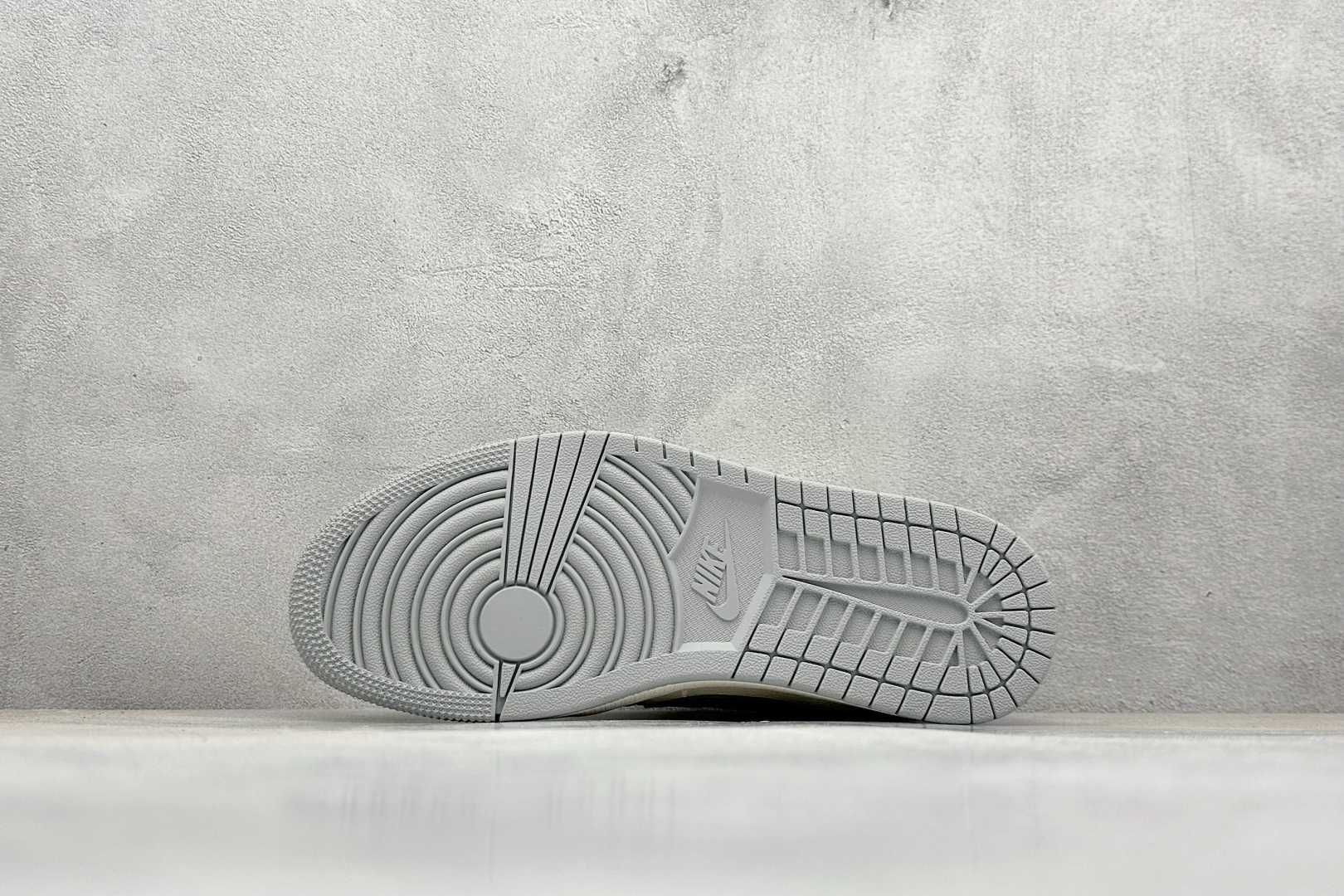 Fragment x Travis Scott x 猿人头 Air Jordan 1 Low 三方联名倒钩 HS8068-021