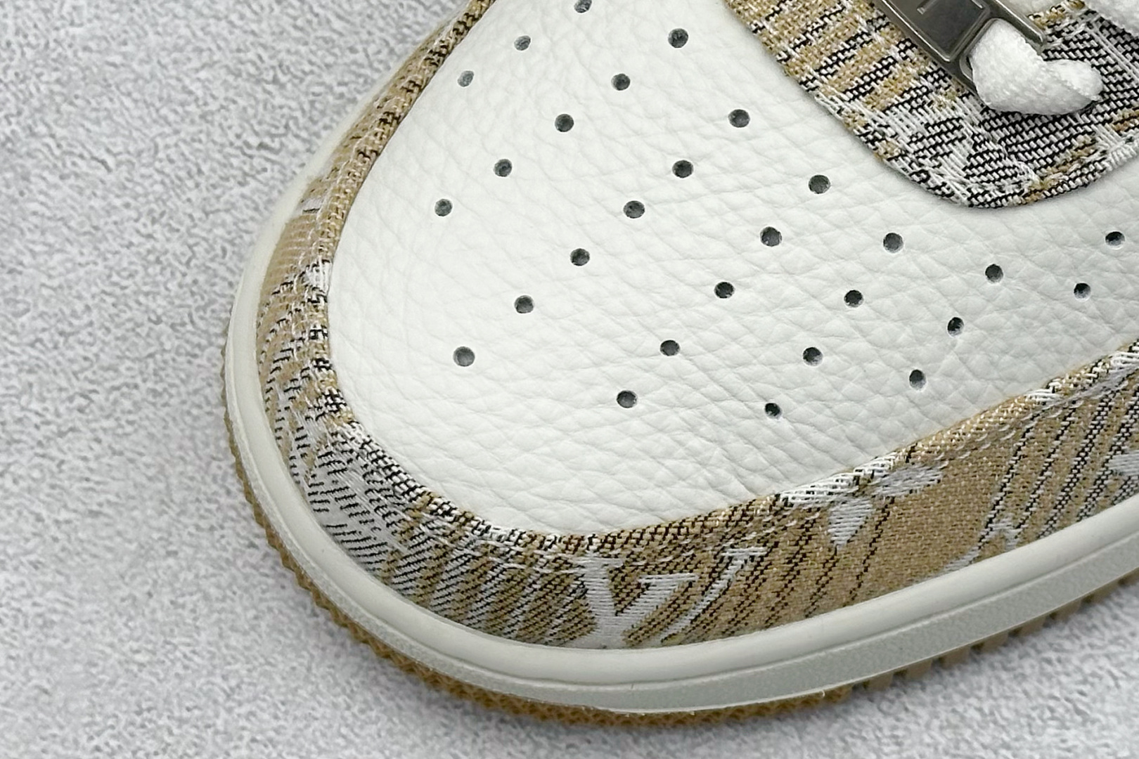 SC版Nike Air Force 1'07 Low LV联名 卡其灰牛仔 空军一号低帮休闲运动板鞋 SC9207-542-莆田鞋,莆田鞋货源,高仿鞋,高仿鞋货源,安福档口,莆田高仿鞋,莆田鞋批发,高仿鞋批发,莆田高仿运动鞋,高仿运动鞋,莆田运动鞋 SC版Nike Air Force 1'07 Low LV联名 卡其灰牛仔 空军一号低帮休闲运动板鞋 SC9207-542