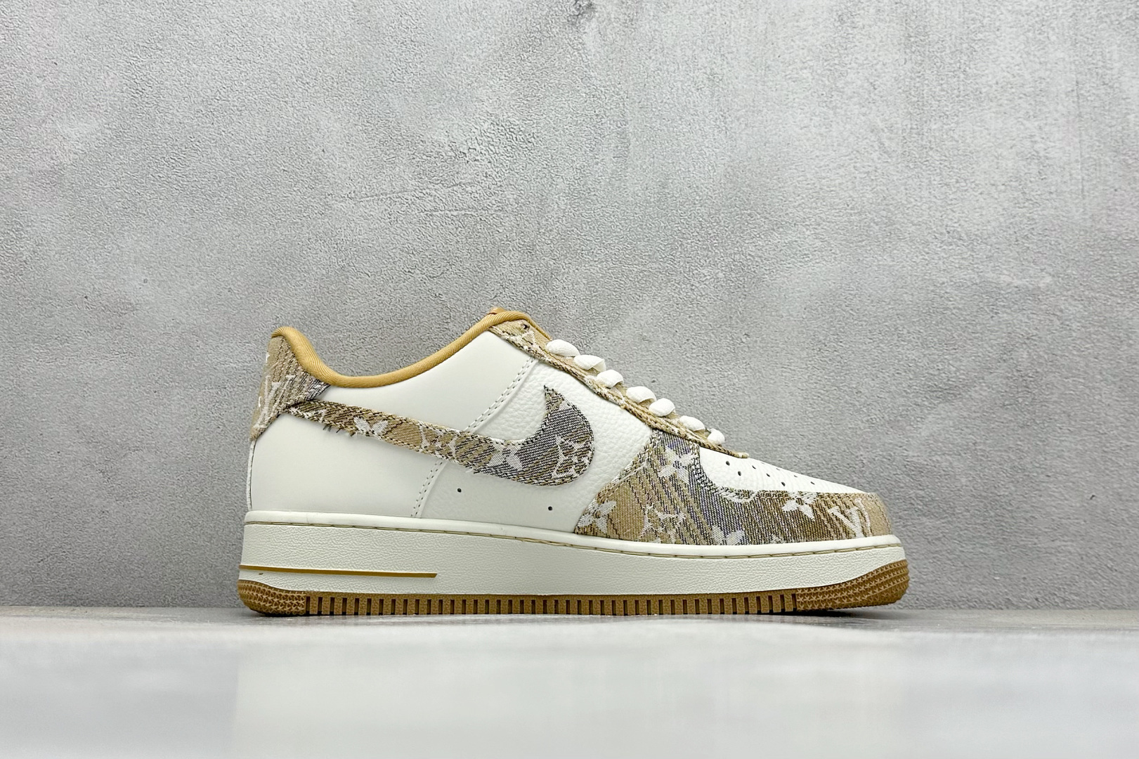 SC版Nike Air Force 1'07 Low LV联名 卡其灰牛仔 空军一号低帮休闲运动板鞋 SC9207-542-莆田鞋,莆田鞋货源,高仿鞋,高仿鞋货源,安福档口,莆田高仿鞋,莆田鞋批发,高仿鞋批发,莆田高仿运动鞋,高仿运动鞋,莆田运动鞋 SC版Nike Air Force 1'07 Low LV联名 卡其灰牛仔 空军一号低帮休闲运动板鞋 SC9207-542