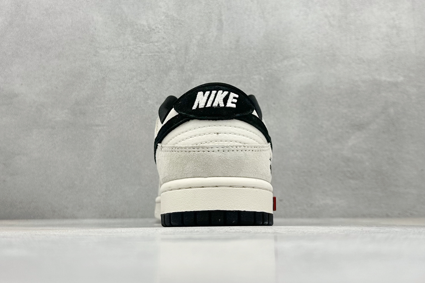 XC版Nike SB Dunk Low x Stussy 白黑翻毛小钩 SJ2068-270-莆田鞋,莆田鞋货源,高仿鞋,高仿鞋货源,安福档口,莆田高仿鞋,莆田鞋批发,高仿鞋批发,莆田高仿运动鞋,高仿运动鞋,莆田运动鞋 XC版Nike SB Dunk Low x Stussy 白黑翻毛小钩 SJ2068-270