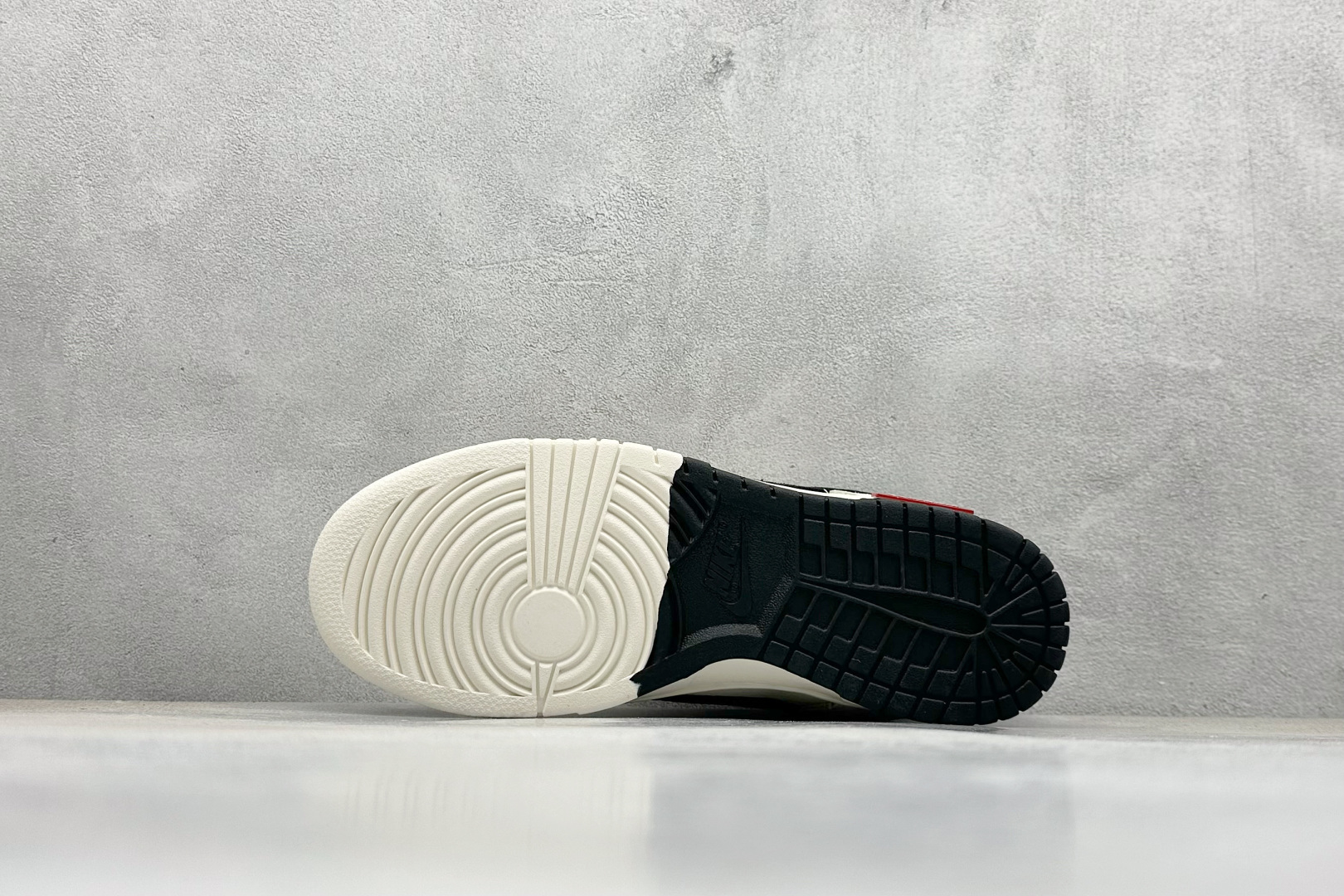 XC版Nike SB Dunk Low x Stussy 白黑翻毛小钩 SJ2068-270-莆田鞋,莆田鞋货源,高仿鞋,高仿鞋货源,安福档口,莆田高仿鞋,莆田鞋批发,高仿鞋批发,莆田高仿运动鞋,高仿运动鞋,莆田运动鞋 XC版Nike SB Dunk Low x Stussy 白黑翻毛小钩 SJ2068-270