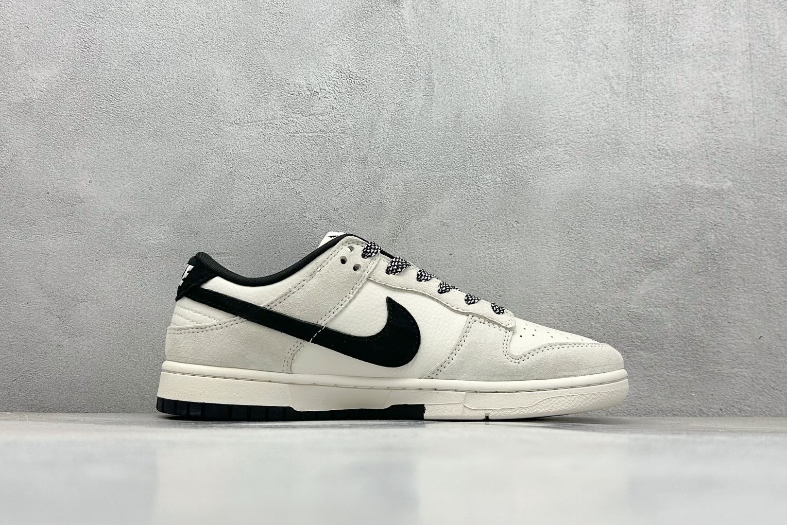 XC版Nike SB Dunk Low x Stussy 白黑翻毛小钩 SJ2068-270-莆田鞋,莆田鞋货源,高仿鞋,高仿鞋货源,安福档口,莆田高仿鞋,莆田鞋批发,高仿鞋批发,莆田高仿运动鞋,高仿运动鞋,莆田运动鞋 XC版Nike SB Dunk Low x Stussy 白黑翻毛小钩 SJ2068-270