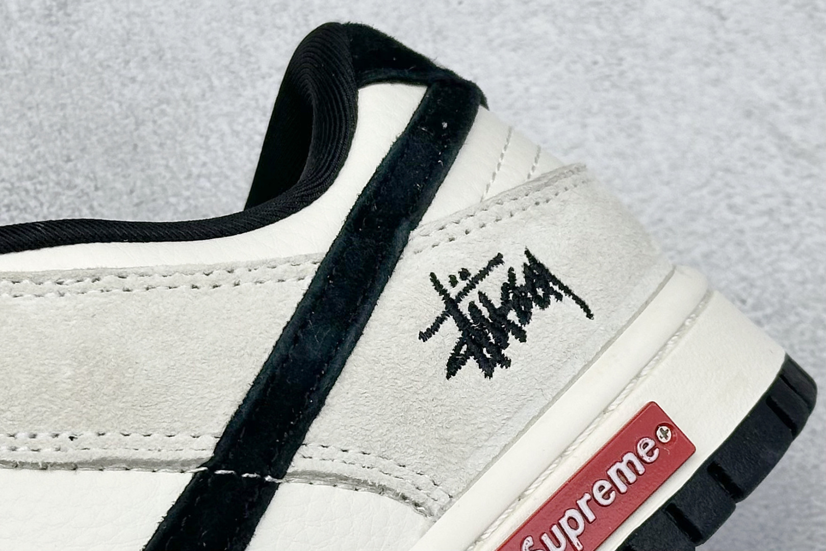 XC版Nike SB Dunk Low x Stussy 白黑翻毛小钩 SJ2068-270-莆田鞋,莆田鞋货源,高仿鞋,高仿鞋货源,安福档口,莆田高仿鞋,莆田鞋批发,高仿鞋批发,莆田高仿运动鞋,高仿运动鞋,莆田运动鞋 XC版Nike SB Dunk Low x Stussy 白黑翻毛小钩 SJ2068-270