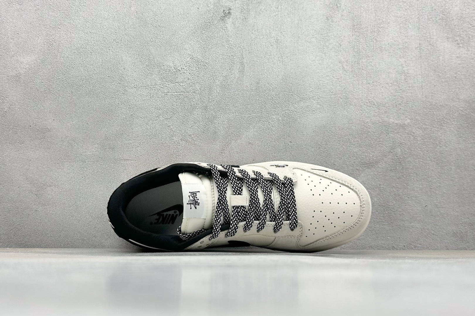 XC版Nike SB Dunk Low x Stussy 白黑翻毛小钩 SJ2068-270-莆田鞋,莆田鞋货源,高仿鞋,高仿鞋货源,安福档口,莆田高仿鞋,莆田鞋批发,高仿鞋批发,莆田高仿运动鞋,高仿运动鞋,莆田运动鞋 XC版Nike SB Dunk Low x Stussy 白黑翻毛小钩 SJ2068-270
