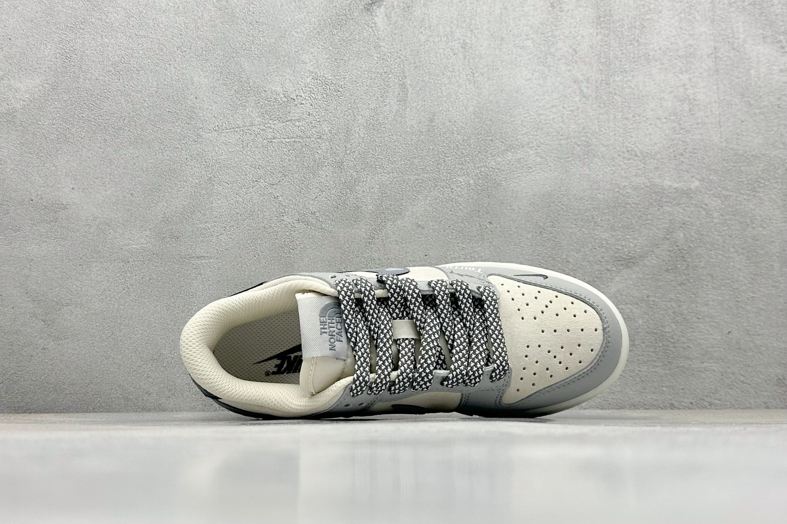 XC版Nk SB Dunk Low 北面联名 猪八灰勾 周年高端定制 低帮休闲板鞋 DJ2024-105-莆田鞋,莆田鞋货源,高仿鞋,高仿鞋货源,安福档口,莆田高仿鞋,莆田鞋批发,高仿鞋批发,莆田高仿运动鞋,高仿运动鞋,莆田运动鞋 XC版Nk SB Dunk Low 北面联名 猪八灰勾 周年高端定制 低帮休闲板鞋 DJ2024-105