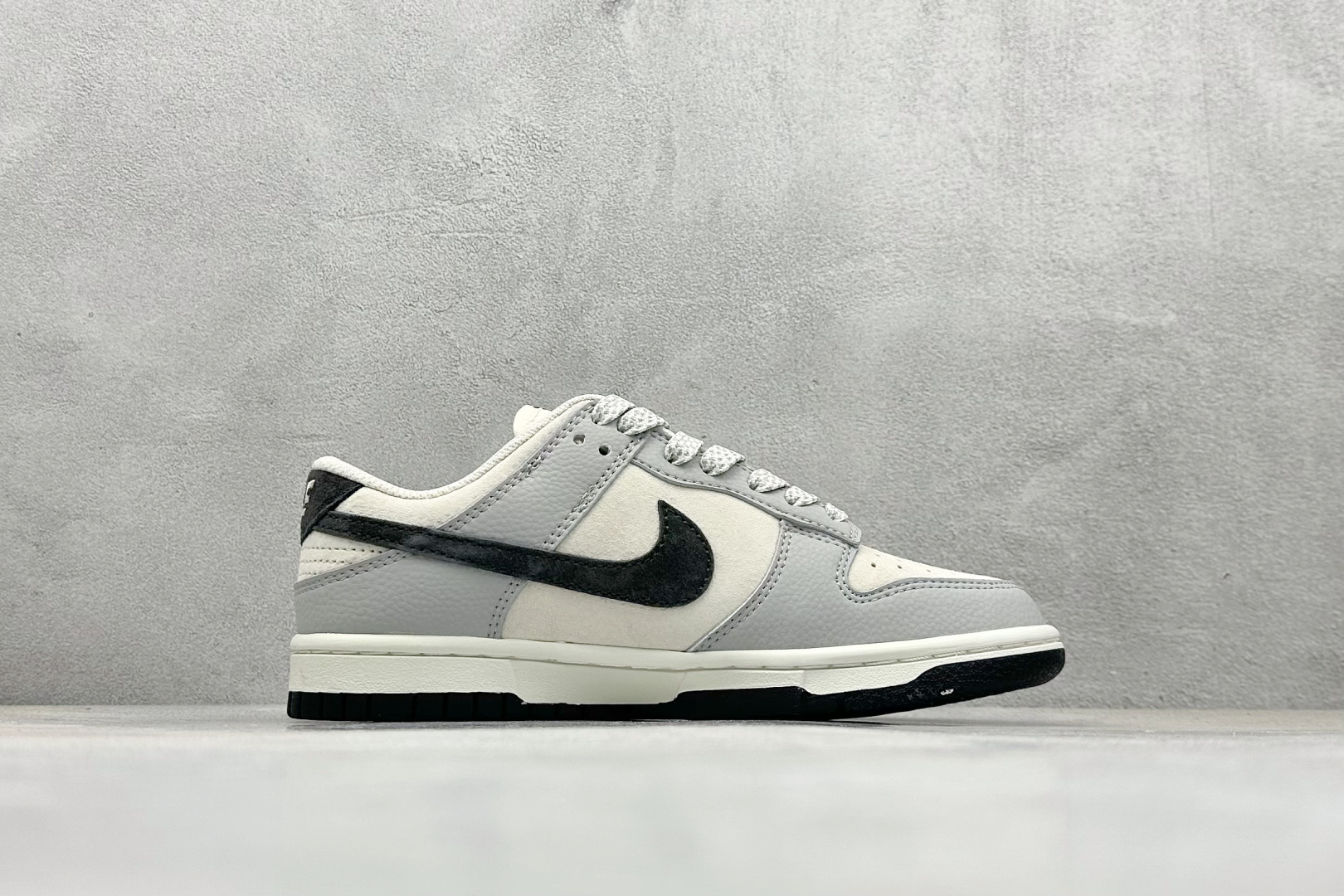 XC版Nk SB Dunk Low 斯图西联名 刺绣黑勾 周年高端定制 低帮休闲板鞋 DJ2024-095-莆田鞋,莆田鞋货源,高仿鞋,高仿鞋货源,安福档口,莆田高仿鞋,莆田鞋批发,高仿鞋批发,莆田高仿运动鞋,高仿运动鞋,莆田运动鞋 XC版Nk SB Dunk Low 斯图西联名 刺绣黑勾 周年高端定制 低帮休闲板鞋 DJ2024-095