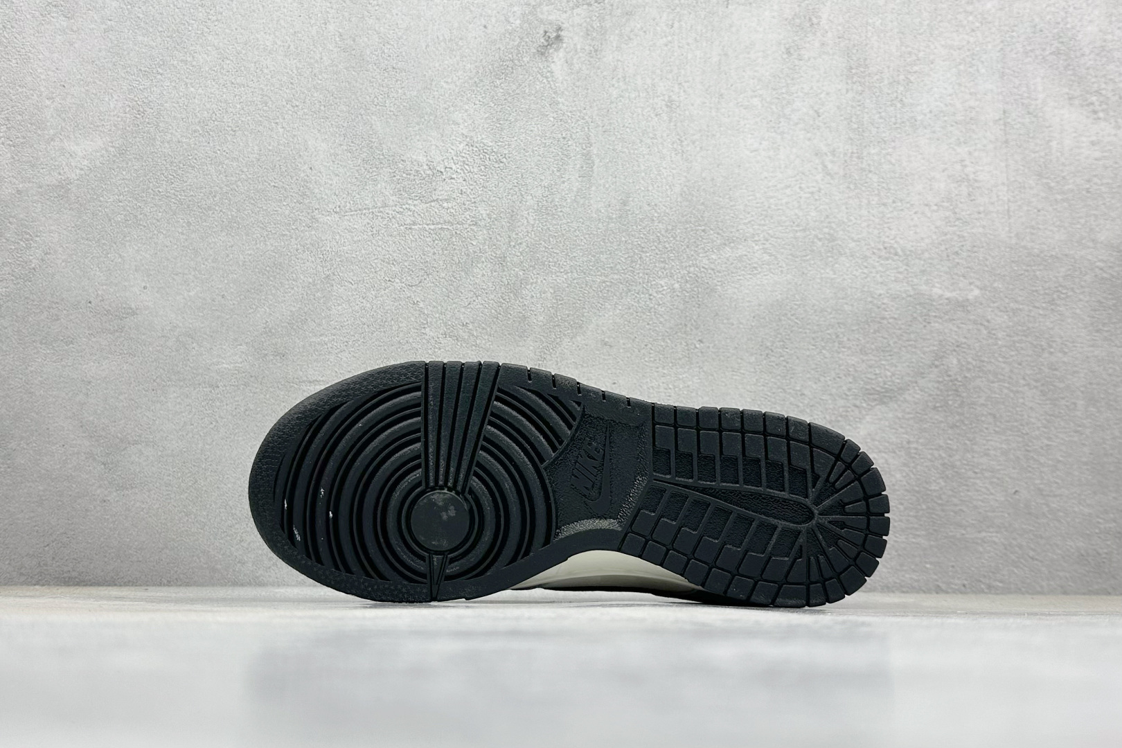 XC版Nk SB Dunk Low 斯图西联名 刺绣黑勾 周年高端定制 低帮休闲板鞋 DJ2024-095-莆田鞋,莆田鞋货源,高仿鞋,高仿鞋货源,安福档口,莆田高仿鞋,莆田鞋批发,高仿鞋批发,莆田高仿运动鞋,高仿运动鞋,莆田运动鞋 XC版Nk SB Dunk Low 斯图西联名 刺绣黑勾 周年高端定制 低帮休闲板鞋 DJ2024-095