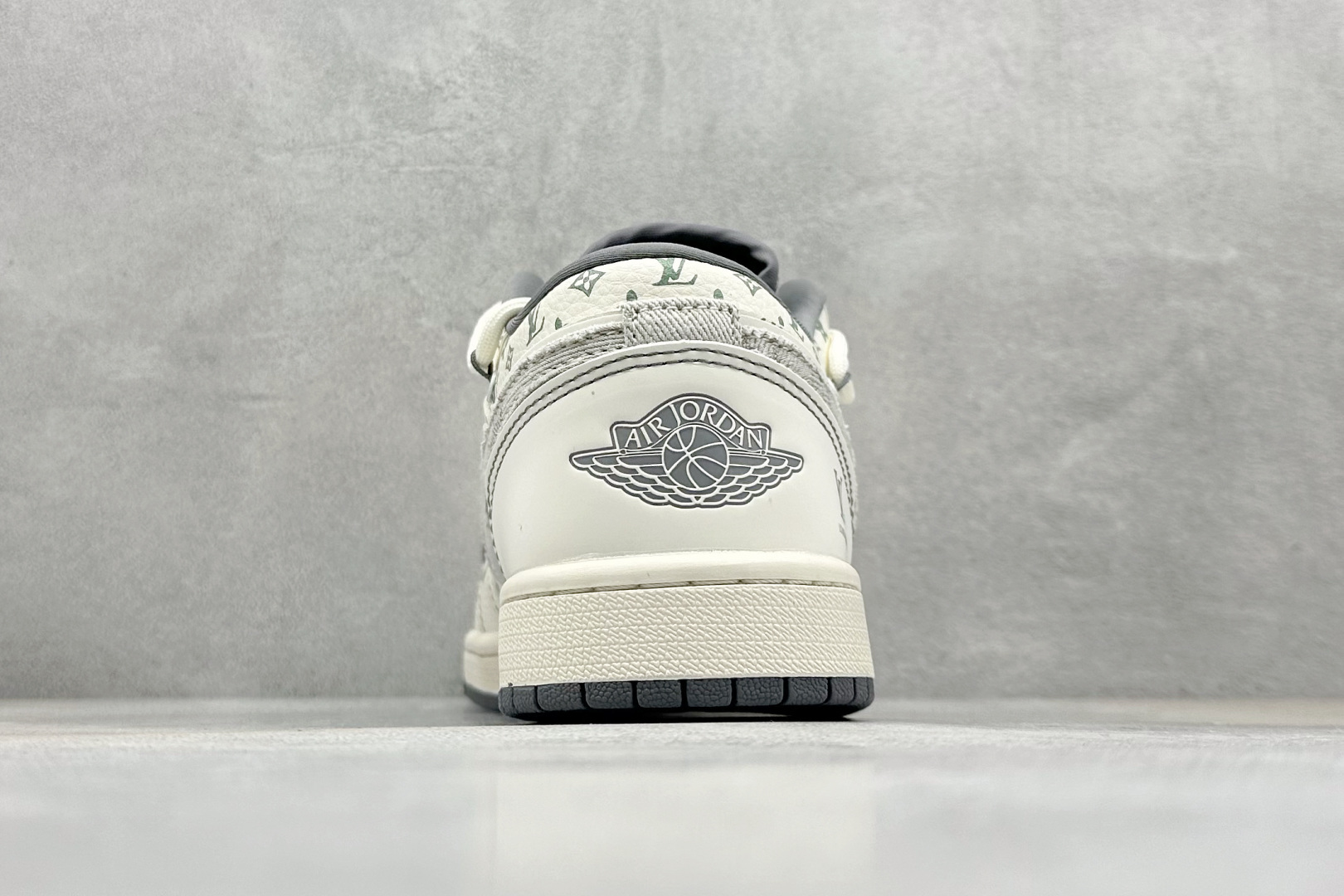 XC版Air Jordan 1 Low AJ1 乔1 LV联名 灰布勾抽绳 高端定制 低帮复古篮球鞋 YX5066-357-莆田鞋,莆田鞋货源,高仿鞋,高仿鞋货源,安福档口,莆田高仿鞋,莆田鞋批发,高仿鞋批发,莆田高仿运动鞋,高仿运动鞋,莆田运动鞋 XC版Air Jordan 1 Low AJ1 乔1 LV联名 灰布勾抽绳 高端定制 低帮复古篮球鞋 YX5066-357