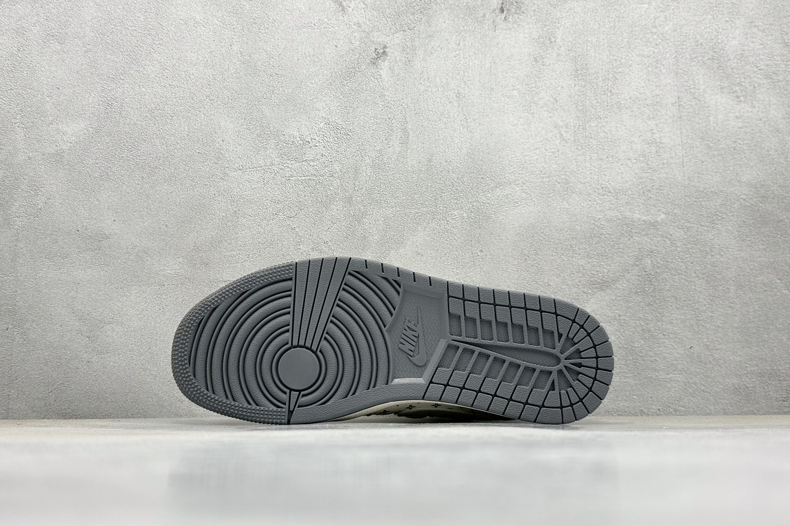 XC版Air Jordan 1 Low AJ1 乔1 LV联名 灰布勾抽绳 高端定制 低帮复古篮球鞋 YX5066-357-莆田鞋,莆田鞋货源,高仿鞋,高仿鞋货源,安福档口,莆田高仿鞋,莆田鞋批发,高仿鞋批发,莆田高仿运动鞋,高仿运动鞋,莆田运动鞋 XC版Air Jordan 1 Low AJ1 乔1 LV联名 灰布勾抽绳 高端定制 低帮复古篮球鞋 YX5066-357