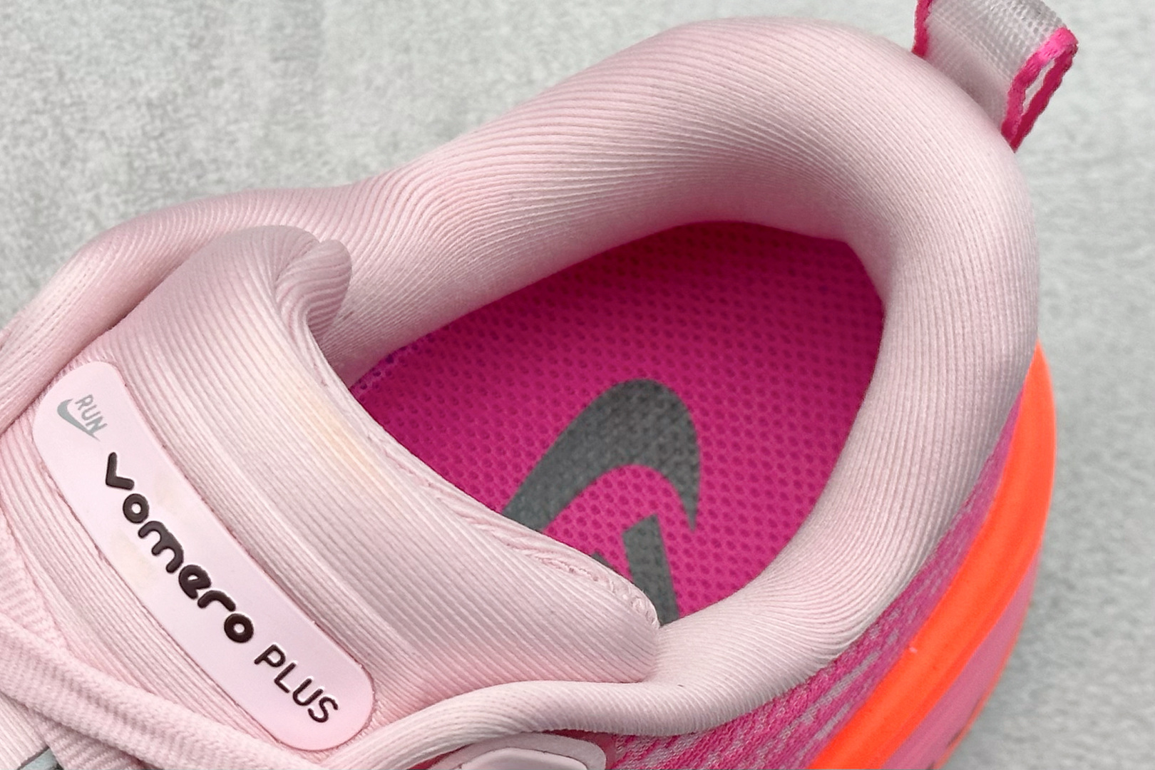 210 Nike VOMERO PLUS 轻盈跑鞋 版本 舒适百搭防滑耐磨 低帮 休闲跑步鞋 HV8154-604-Chinese UA Cheap High Quatity Brand Clothes Bags handbags Sneakers wholesale wholesaler seller from China Factory suppliers Fashion Clothing Shoes best Quality Beautiful Price 210 Nike VOMERO PLUS 轻盈跑鞋 版本 舒适百搭防滑耐磨 低帮 休闲跑步鞋 HV8154-604