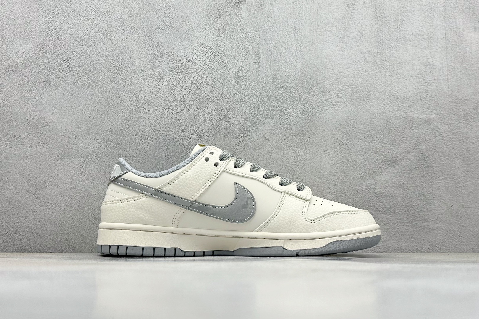 280 Nike Air Dunk LOW 1“LV联名——迷彩灰 ”今年最流行配色搭配 海外潮流爆款 低帮 复古 减震 防滑 耐磨 篮球鞋 JP1628-014-Chinese UA Cheap High Quatity Brand Clothes Bags handbags Sneakers wholesale wholesaler seller from China Factory suppliers Fashion Clothing Shoes best Quality Beautiful Price 280 Nike Air Dunk LOW 1“LV联名——迷彩灰 ”今年最流行配色搭配 海外潮流爆款 低帮 复古 减震 防滑 耐磨 篮球鞋 JP1628-014