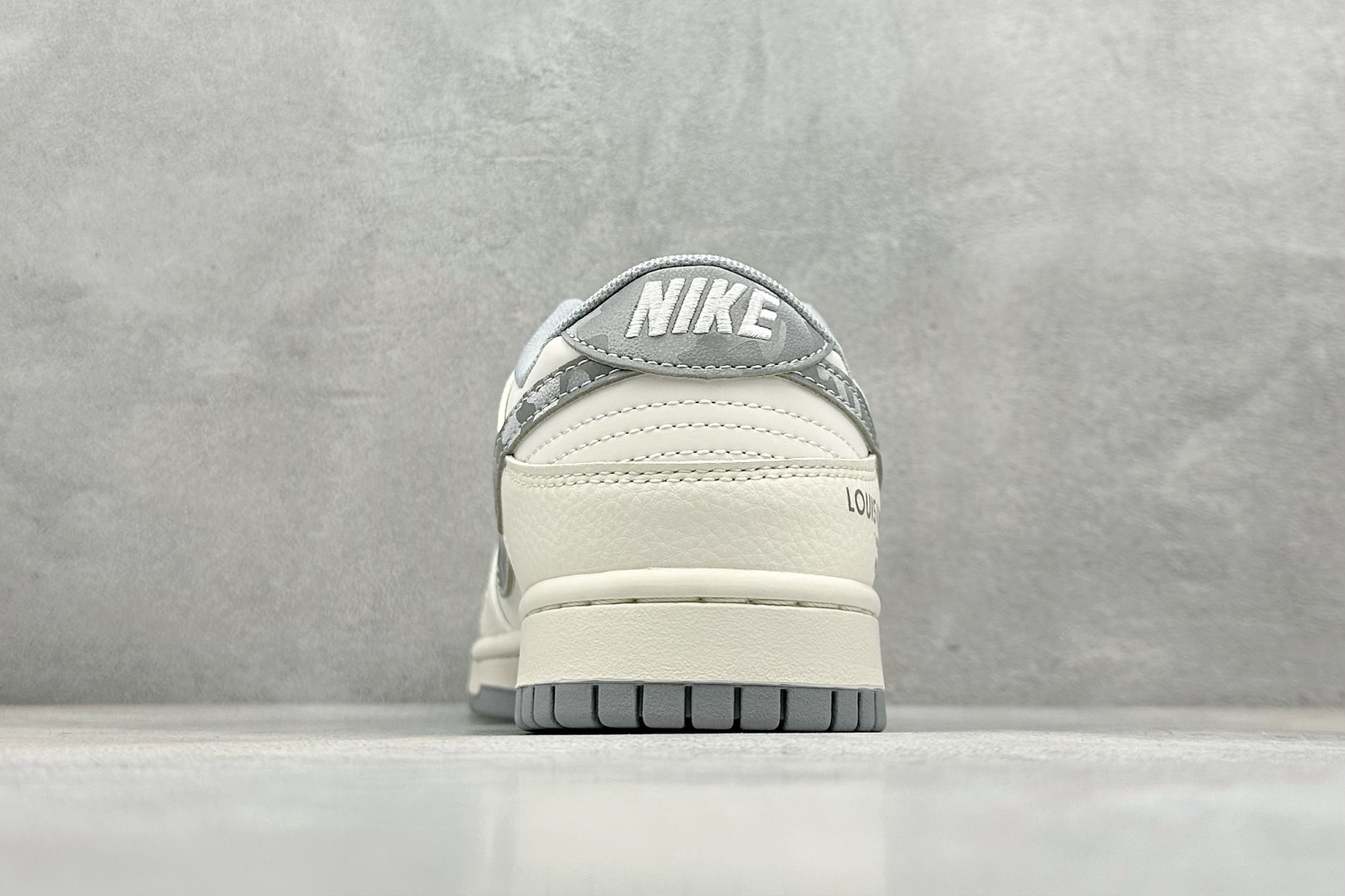 280 Nike Air Dunk LOW 1“LV联名——迷彩灰 ”今年最流行配色搭配 海外潮流爆款 低帮 复古 减震 防滑 耐磨 篮球鞋 JP1628-014-Chinese UA Cheap High Quatity Brand Clothes Bags handbags Sneakers wholesale wholesaler seller from China Factory suppliers Fashion Clothing Shoes best Quality Beautiful Price 280 Nike Air Dunk LOW 1“LV联名——迷彩灰 ”今年最流行配色搭配 海外潮流爆款 低帮 复古 减震 防滑 耐磨 篮球鞋 JP1628-014