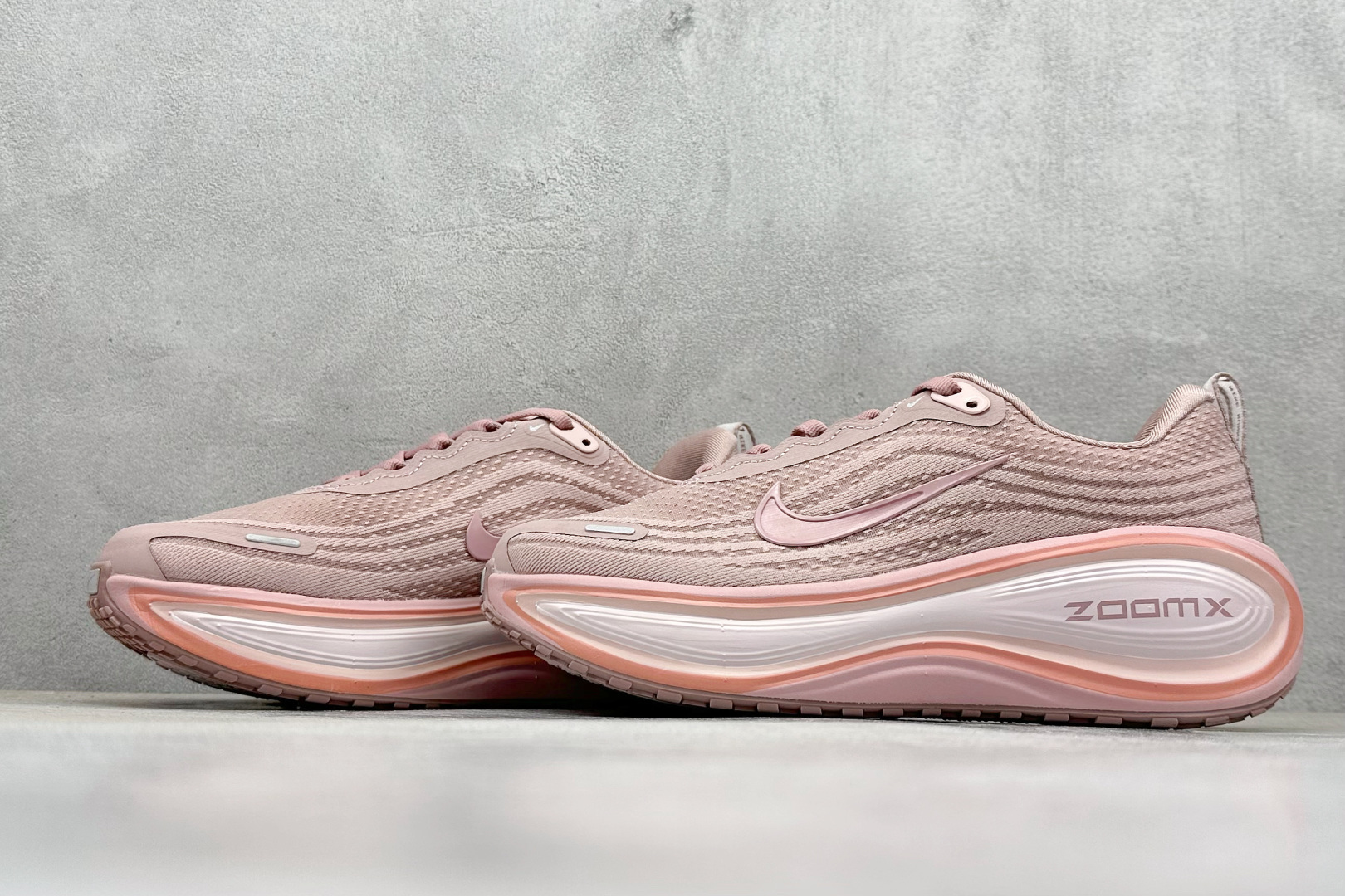 180 Nike Air Zoom Vomero PLUS 全新科技提前原鞋开发 运动跑鞋 HV8154-601-Chinese UA Cheap High Quatity Brand Clothes Bags handbags Sneakers wholesale wholesaler seller from China Factory suppliers Fashion Clothing Shoes best Quality Beautiful Price 180 Nike Air Zoom Vomero PLUS 全新科技提前原鞋开发 运动跑鞋 HV8154-601