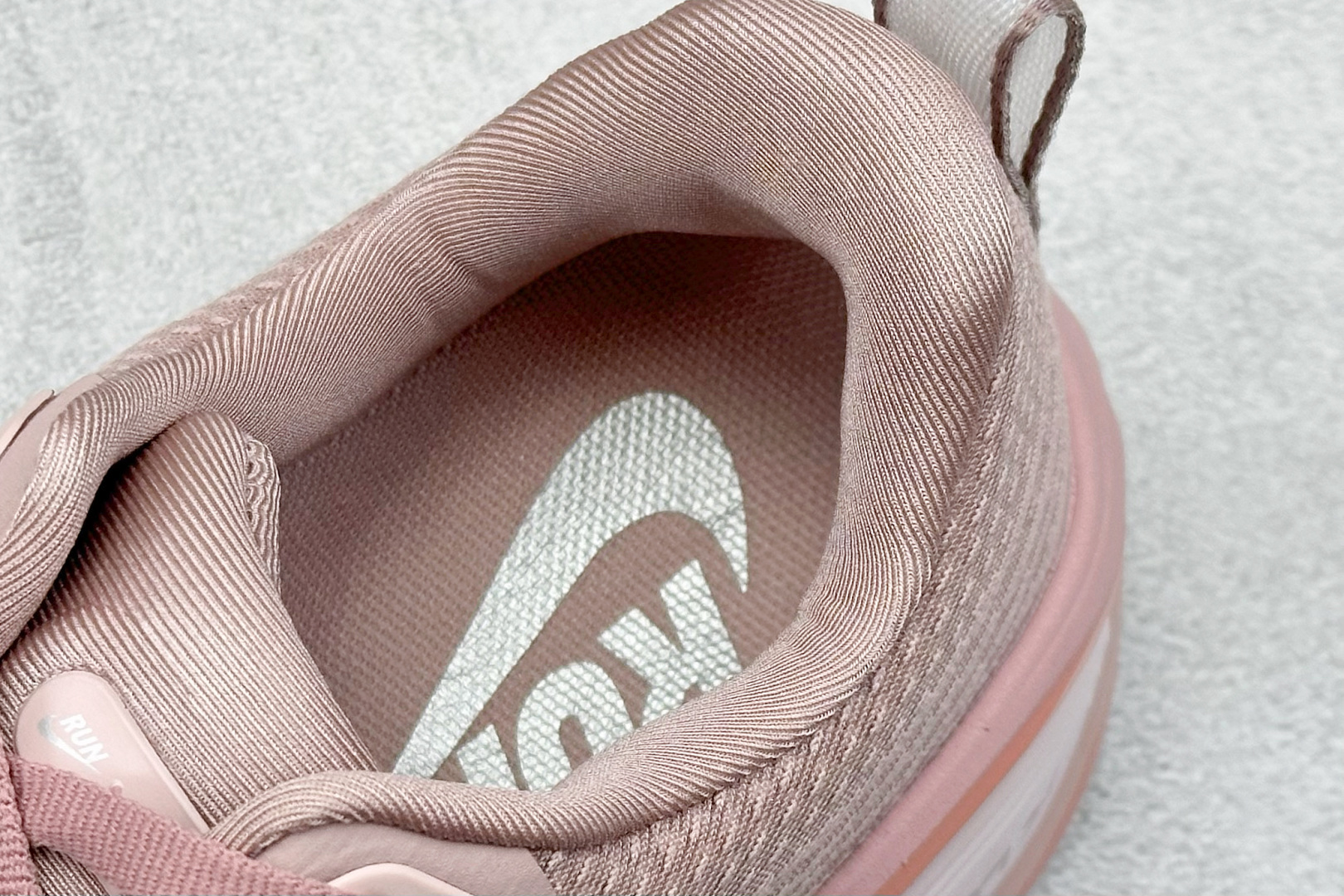 180 Nike Air Zoom Vomero PLUS 全新科技提前原鞋开发 运动跑鞋 HV8154-601-Chinese UA Cheap High Quatity Brand Clothes Bags handbags Sneakers wholesale wholesaler seller from China Factory suppliers Fashion Clothing Shoes best Quality Beautiful Price 180 Nike Air Zoom Vomero PLUS 全新科技提前原鞋开发 运动跑鞋 HV8154-601