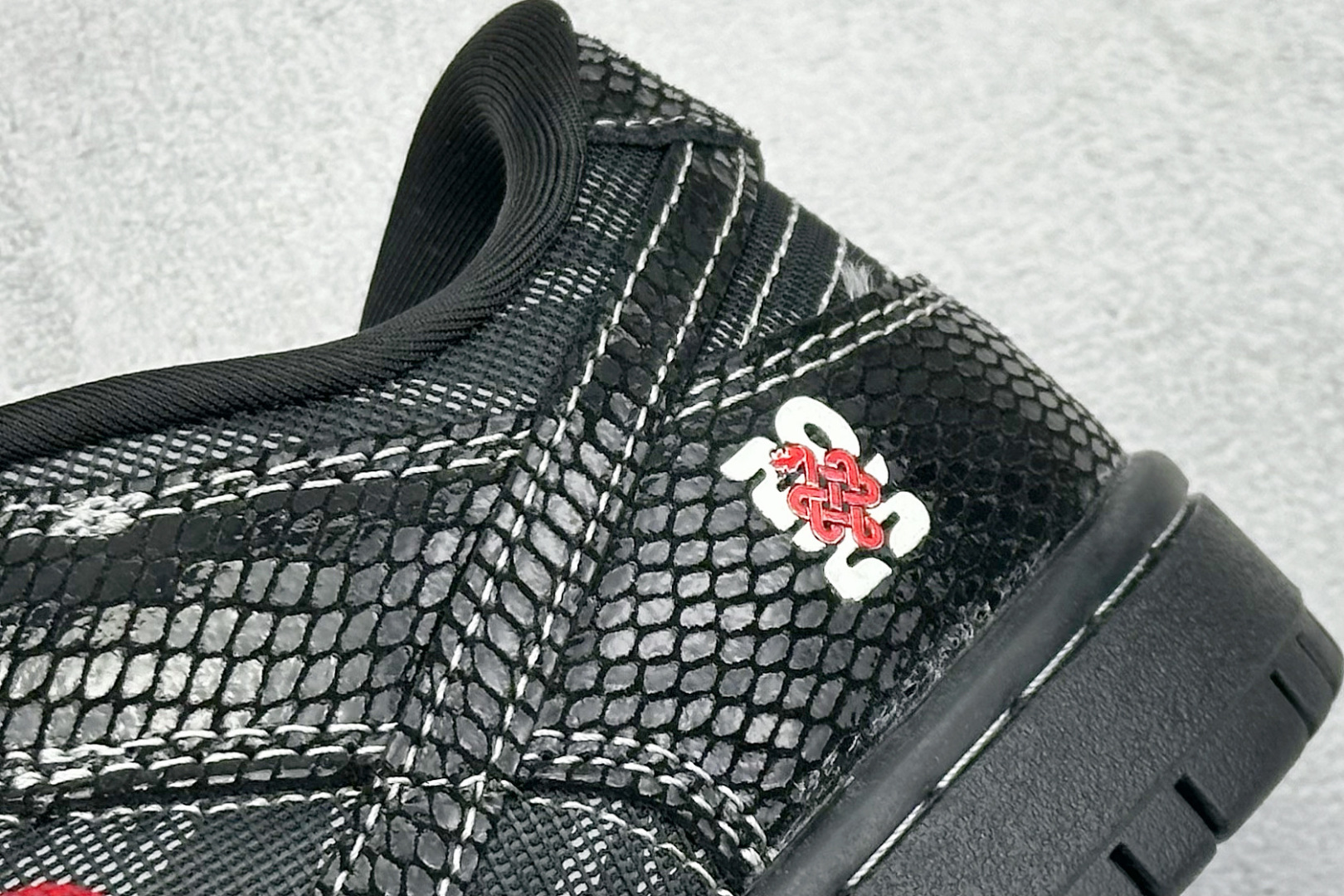 200 Nk SB Dunk Low 蛇年限定-黑蛇 周年高端定制 低帮休闲板鞋 CH8311-233-Chinese UA Cheap High Quatity Brand Clothes Bags handbags Sneakers wholesale wholesaler seller from China Factory suppliers Fashion Clothing Shoes best Quality Beautiful Price 200 Nk SB Dunk Low 蛇年限定-黑蛇 周年高端定制 低帮休闲板鞋 CH8311-233