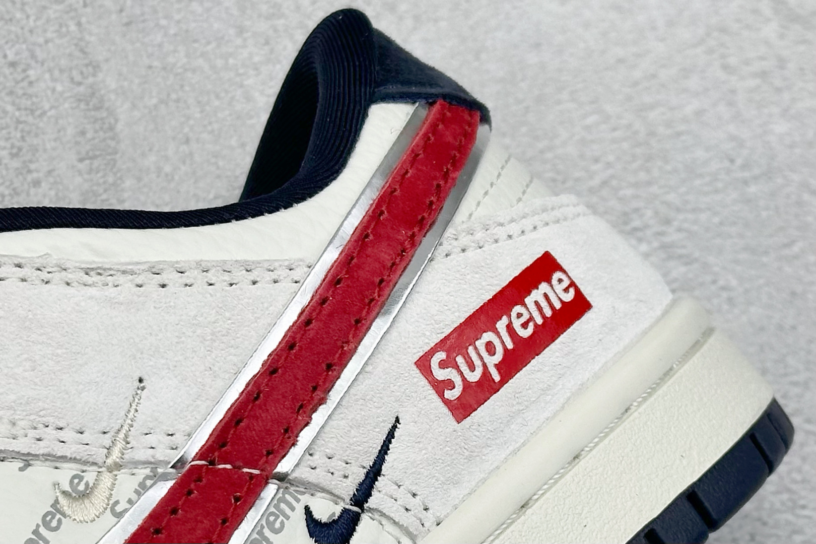 200 Nk SB Dunk Low Supreme联名-灰猪八红勾 周年高端定制 低帮休闲板鞋 CH8311-232-Chinese UA Cheap High Quatity Brand Clothes Bags handbags Sneakers wholesale wholesaler seller from China Factory suppliers Fashion Clothing Shoes best Quality Beautiful Price 200 Nk SB Dunk Low Supreme联名-灰猪八红勾 周年高端定制 低帮休闲板鞋 CH8311-232