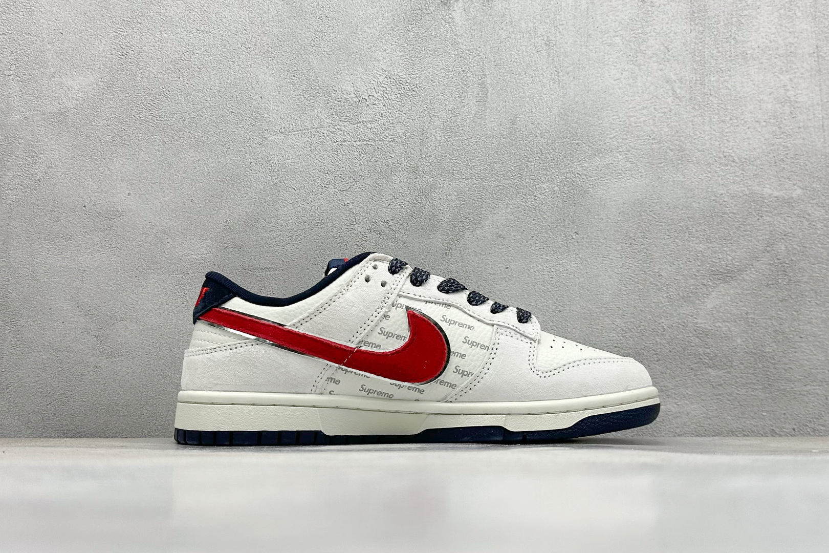 200 Nk SB Dunk Low Supreme联名-灰猪八红勾 周年高端定制 低帮休闲板鞋 CH8311-232-Chinese UA Cheap High Quatity Brand Clothes Bags handbags Sneakers wholesale wholesaler seller from China Factory suppliers Fashion Clothing Shoes best Quality Beautiful Price 200 Nk SB Dunk Low Supreme联名-灰猪八红勾 周年高端定制 低帮休闲板鞋 CH8311-232