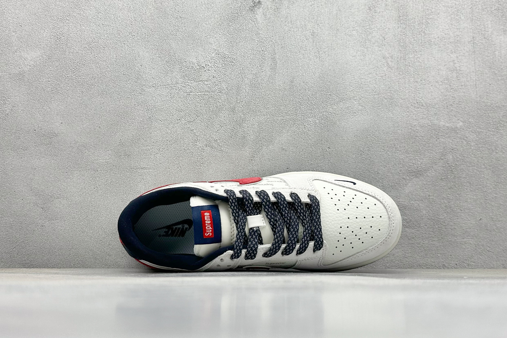 200 Nk SB Dunk Low Supreme联名-灰猪八红勾 周年高端定制 低帮休闲板鞋 CH8311-232-Chinese UA Cheap High Quatity Brand Clothes Bags handbags Sneakers wholesale wholesaler seller from China Factory suppliers Fashion Clothing Shoes best Quality Beautiful Price 200 Nk SB Dunk Low Supreme联名-灰猪八红勾 周年高端定制 低帮休闲板鞋 CH8311-232