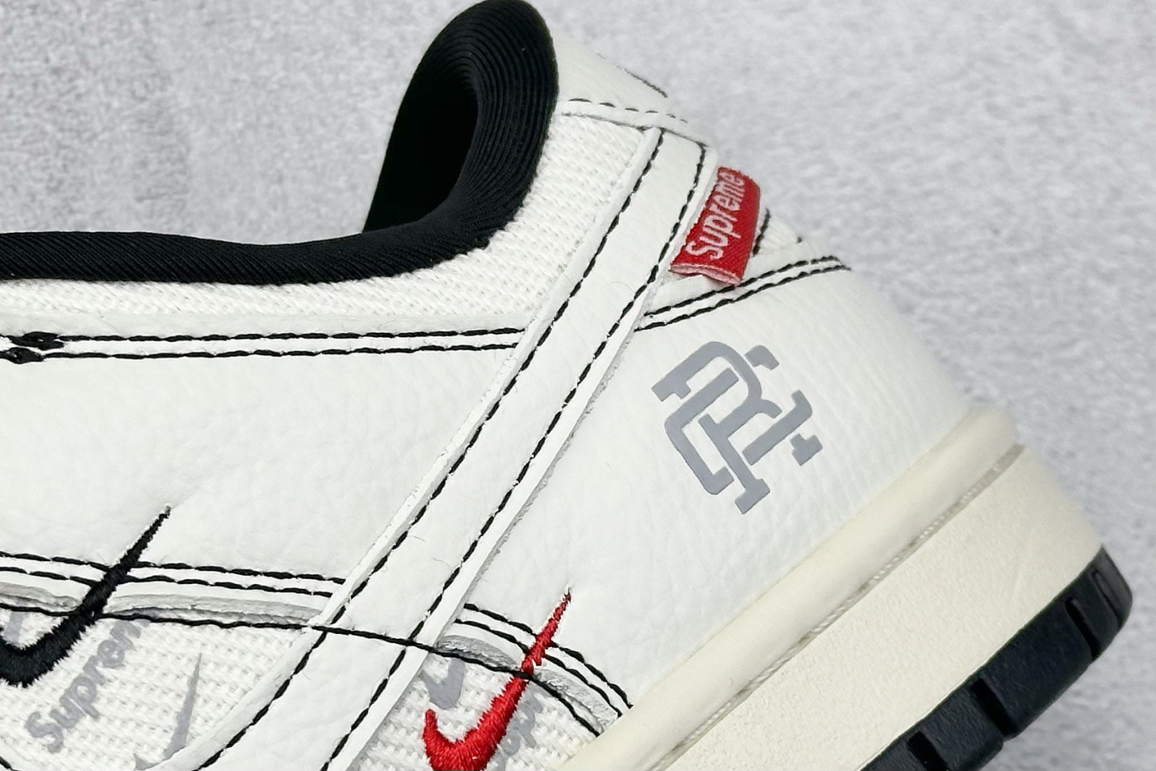 280 SC版Nike SB Dunk Low 联名 奶白织布三小勾 周年高端定制 低帮休闲板鞋 SC9207-424-Chinese UA Cheap High Quatity Brand Clothes Bags handbags Sneakers wholesale wholesaler seller from China Factory suppliers Fashion Clothing Shoes best Quality Beautiful Price 280 SC版Nike SB Dunk Low 联名 奶白织布三小勾 周年高端定制 低帮休闲板鞋 SC9207-424